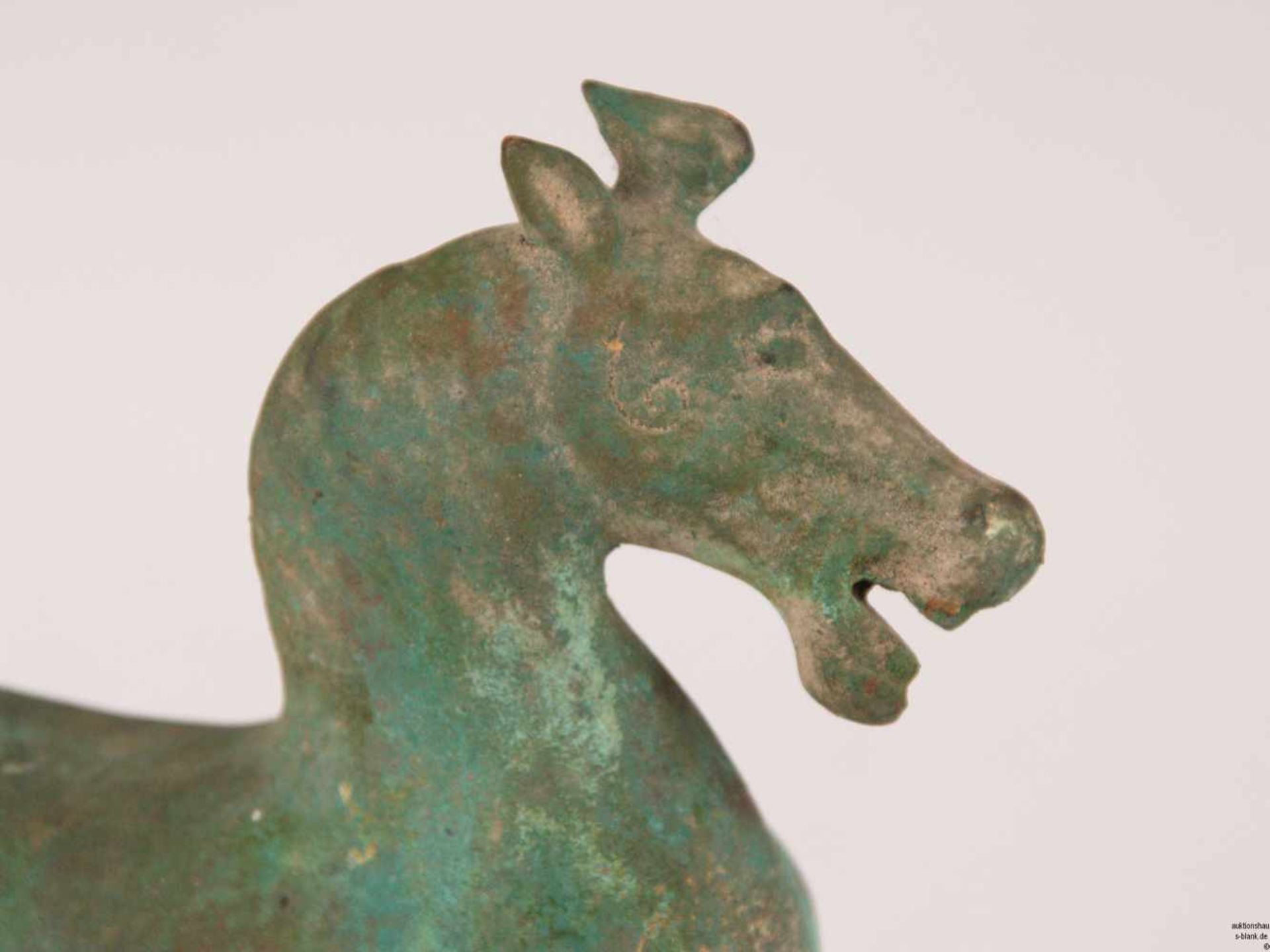 Bronzefigur "Das fliegende Pferd aus Gansu" - Bronze, künstlich grün patiniert, Replik nach dem - Bild 2 aus 6