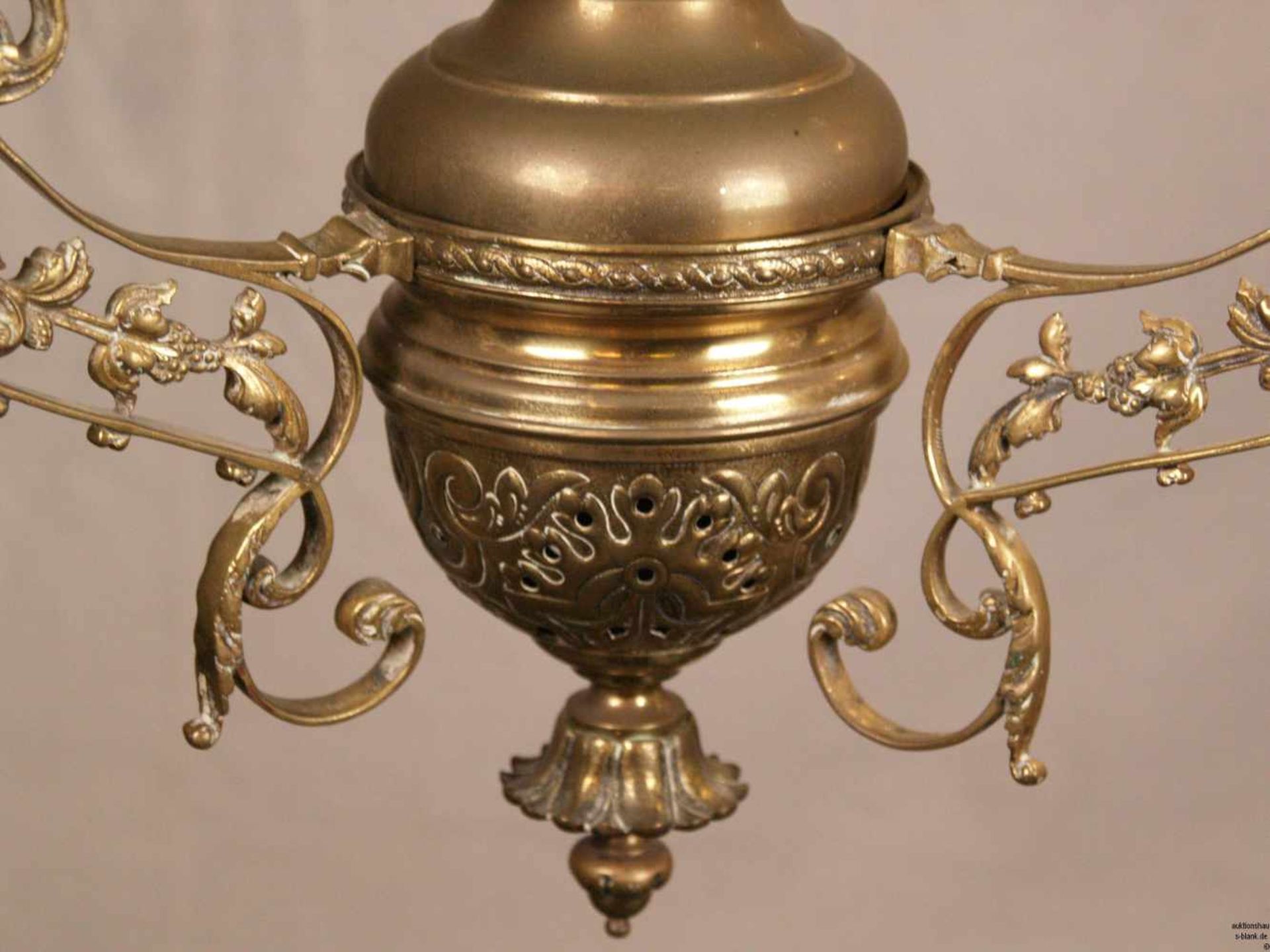 Decken- Petroleumlampe - 19. Jh., vasenförmiger Korpus, in stilisierten floralen Formen durchbrochen - Bild 5 aus 10
