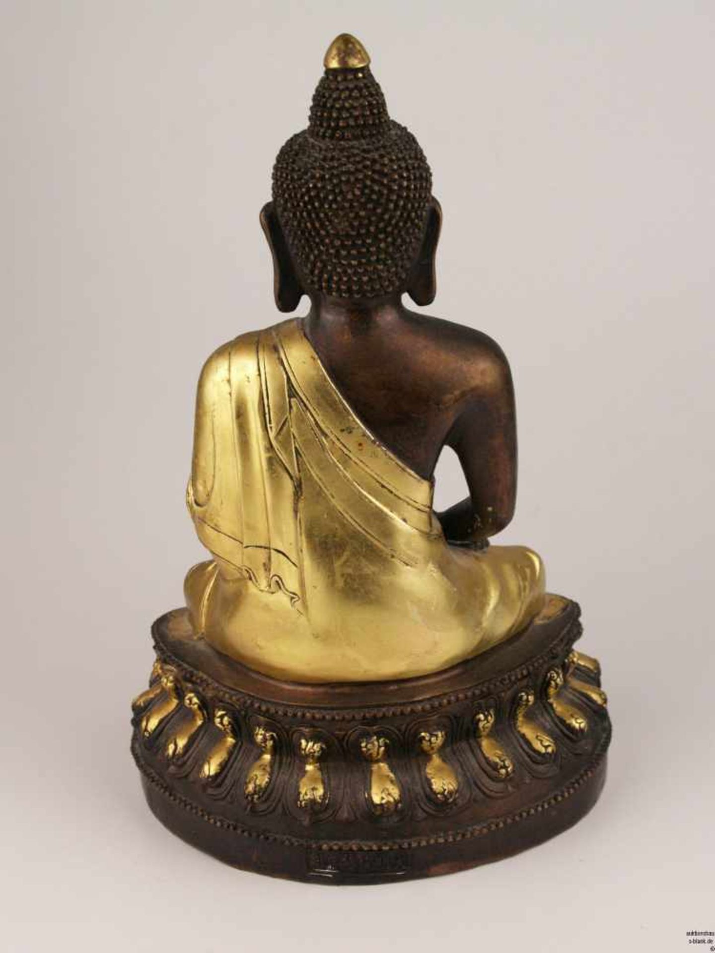 Buddha Amitabha - China,Bronze teils kalt vergoldet, auf einem Lotussockel in padmasana sitzend, die - Bild 2 aus 10