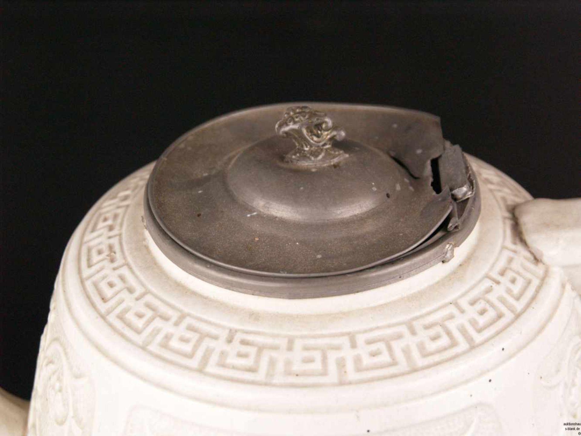 Große Teekanne - England 19.Jh., Steingut, cremefarben glasiert, mit ostasiatischem Reliefdekor, - Bild 2 aus 9