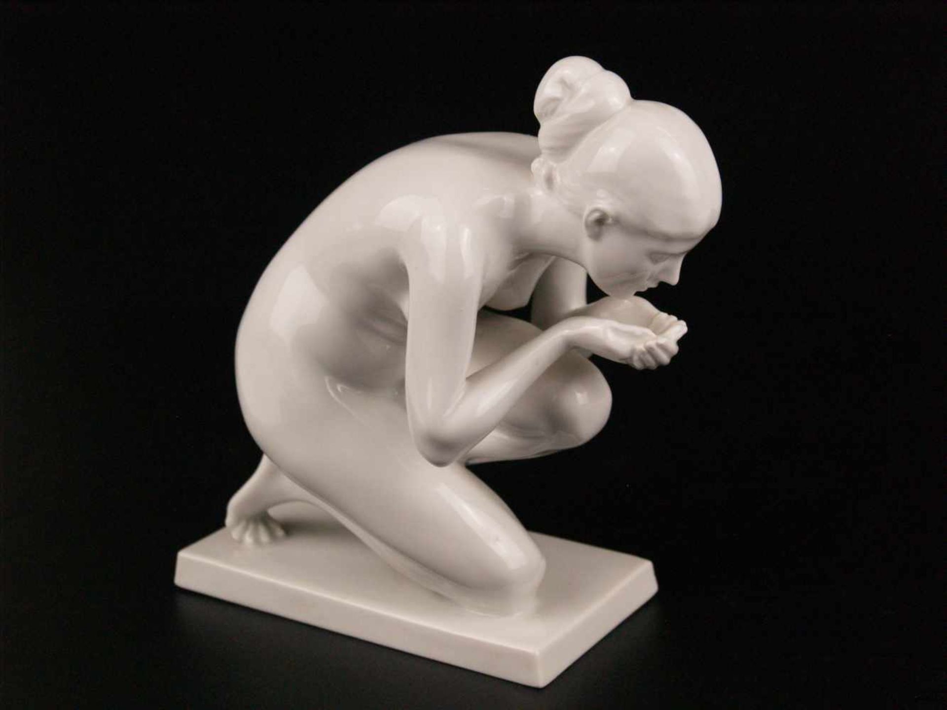 Porzellanfigur 'Die Trinkende' - Rosenthal, Kunstabteilung Selb, Entwurf von Ernst Wenck (1865-