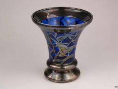 Jugendstilvase - runder Stand, konischer Korpus, kobaltblaues Glas, umlaufend Silberoverlay mit