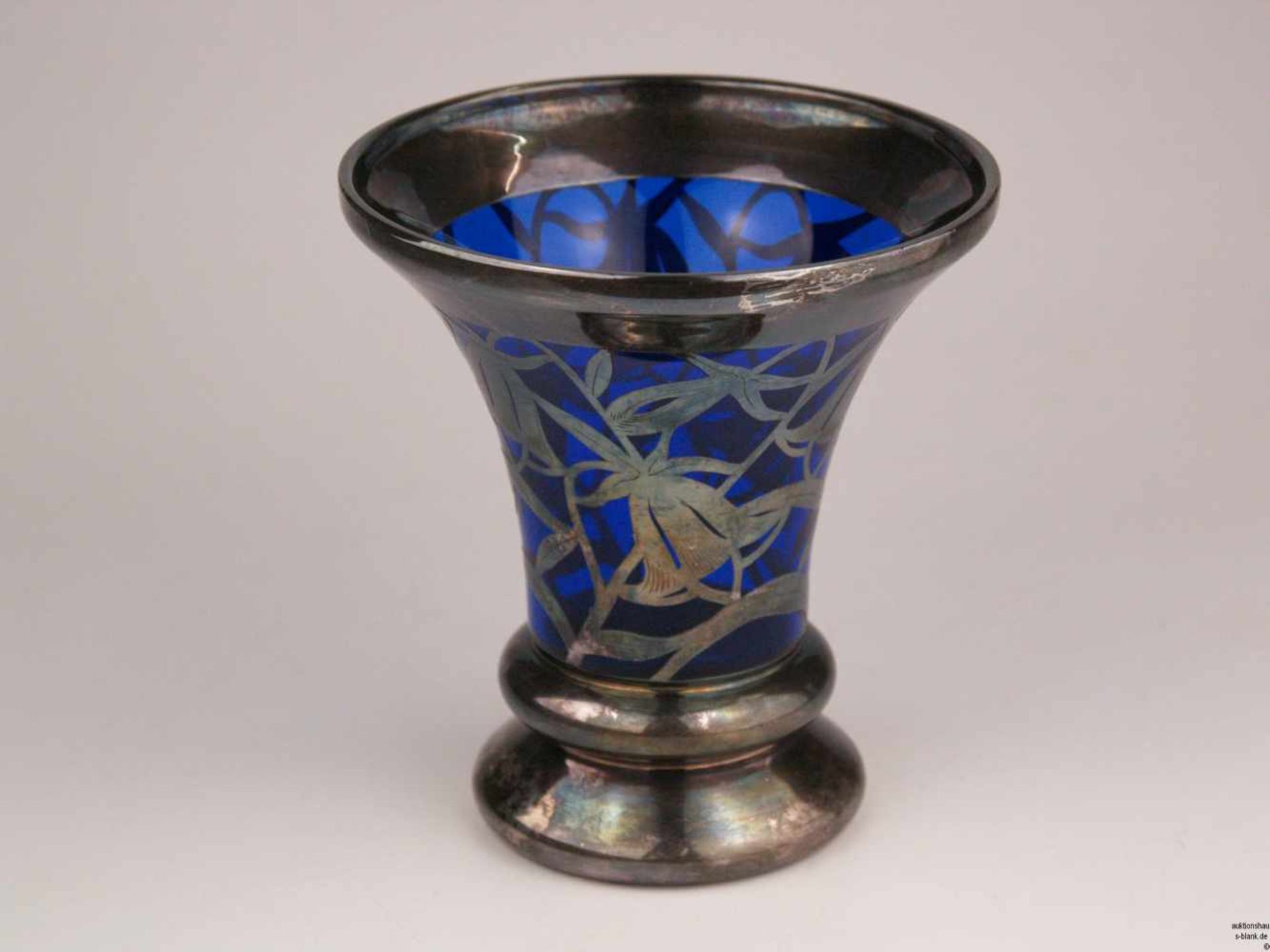 Jugendstilvase - runder Stand, konischer Korpus, kobaltblaues Glas, umlaufend Silberoverlay mit