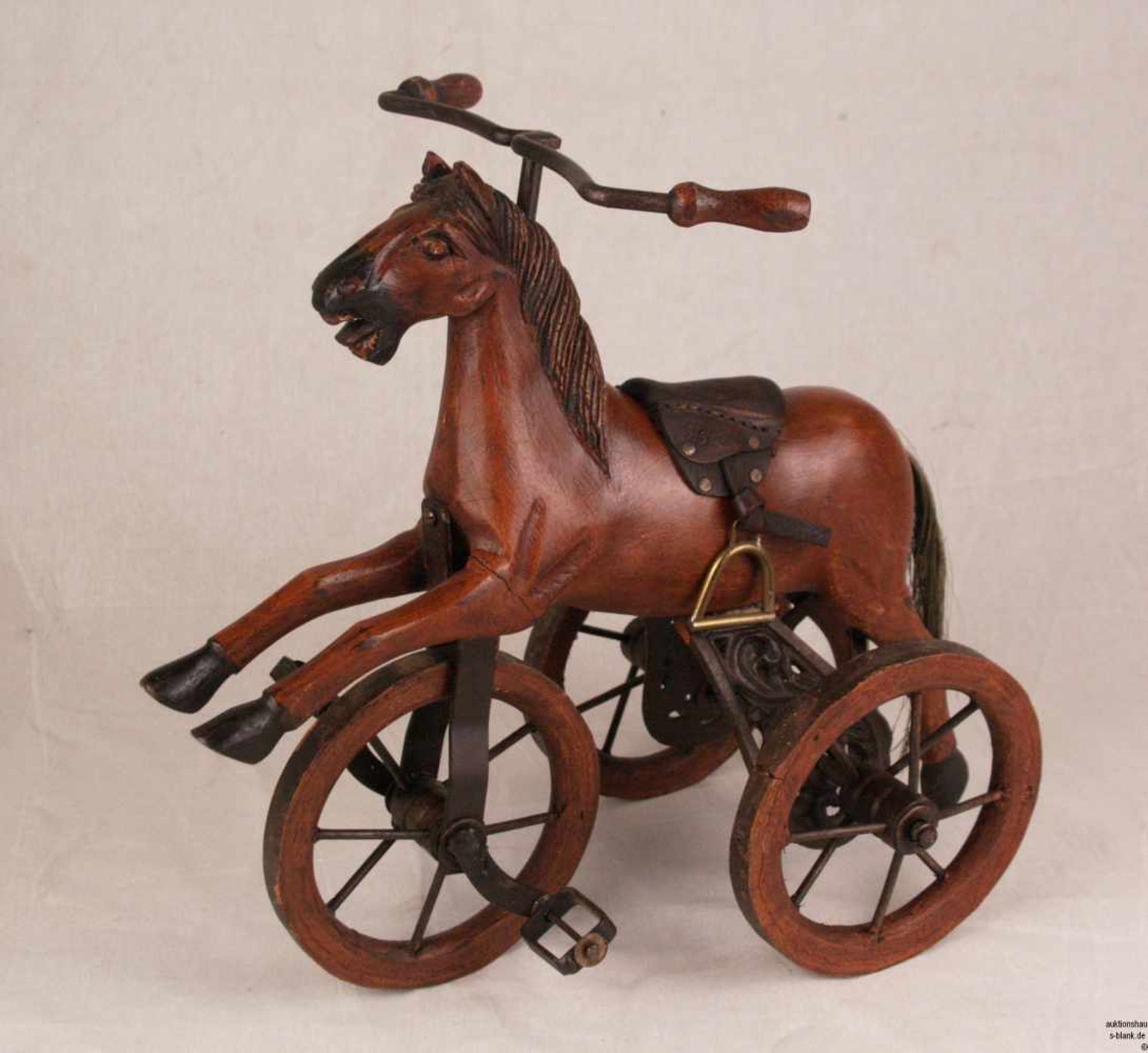 Modell-Dreirad-Pferd - Holz geschnitzt und bemalt, auf drei Eisenrädern, mit Lenkrad und zwei - Bild 2 aus 6