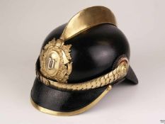 Komandantenhelm - Feuerwehr-Helm, Deutschland, um 1925, schwarzes Leder, Stirnseite mit