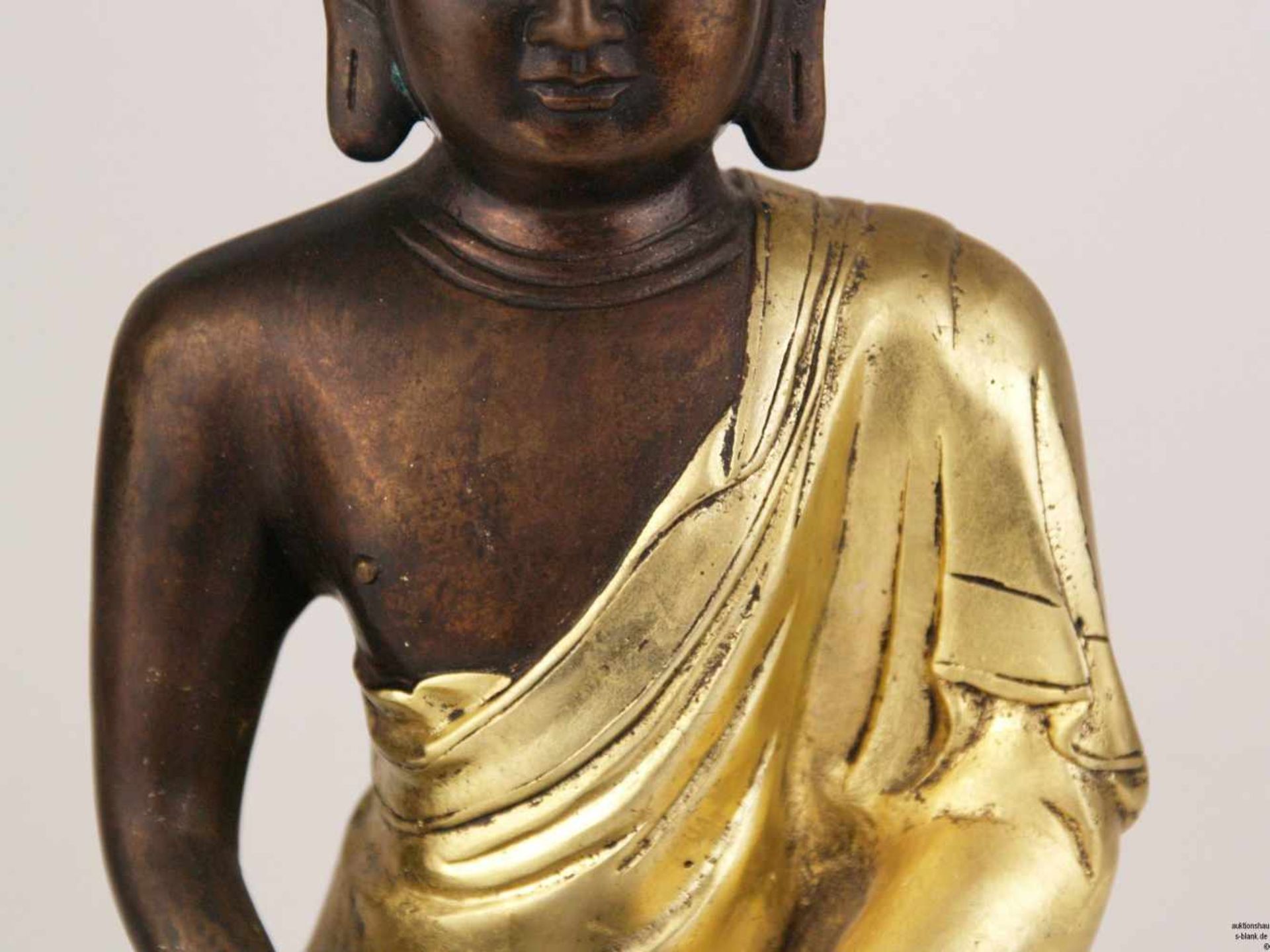 Buddha Amitabha - China,Bronze teils kalt vergoldet, auf einem Lotussockel in padmasana sitzend, die - Bild 4 aus 10