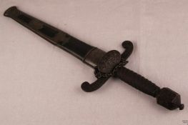 Kurzschwert - Historismus, breite gekehlte Klinge, üppig reliefierter Eisengriff mit Parierlappen