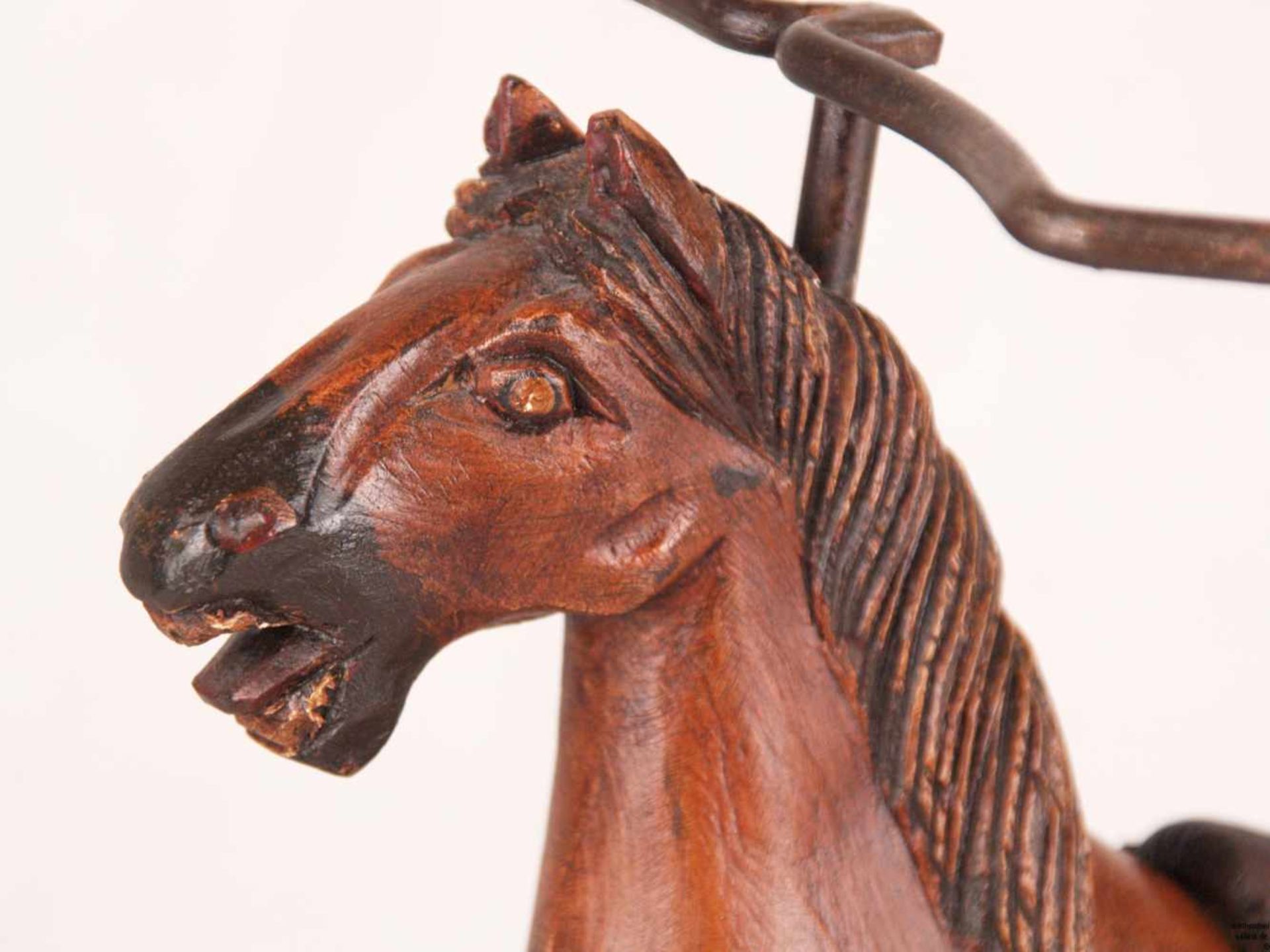 Modell-Dreirad-Pferd - Holz geschnitzt und bemalt, auf drei Eisenrädern, mit Lenkrad und zwei - Bild 3 aus 6