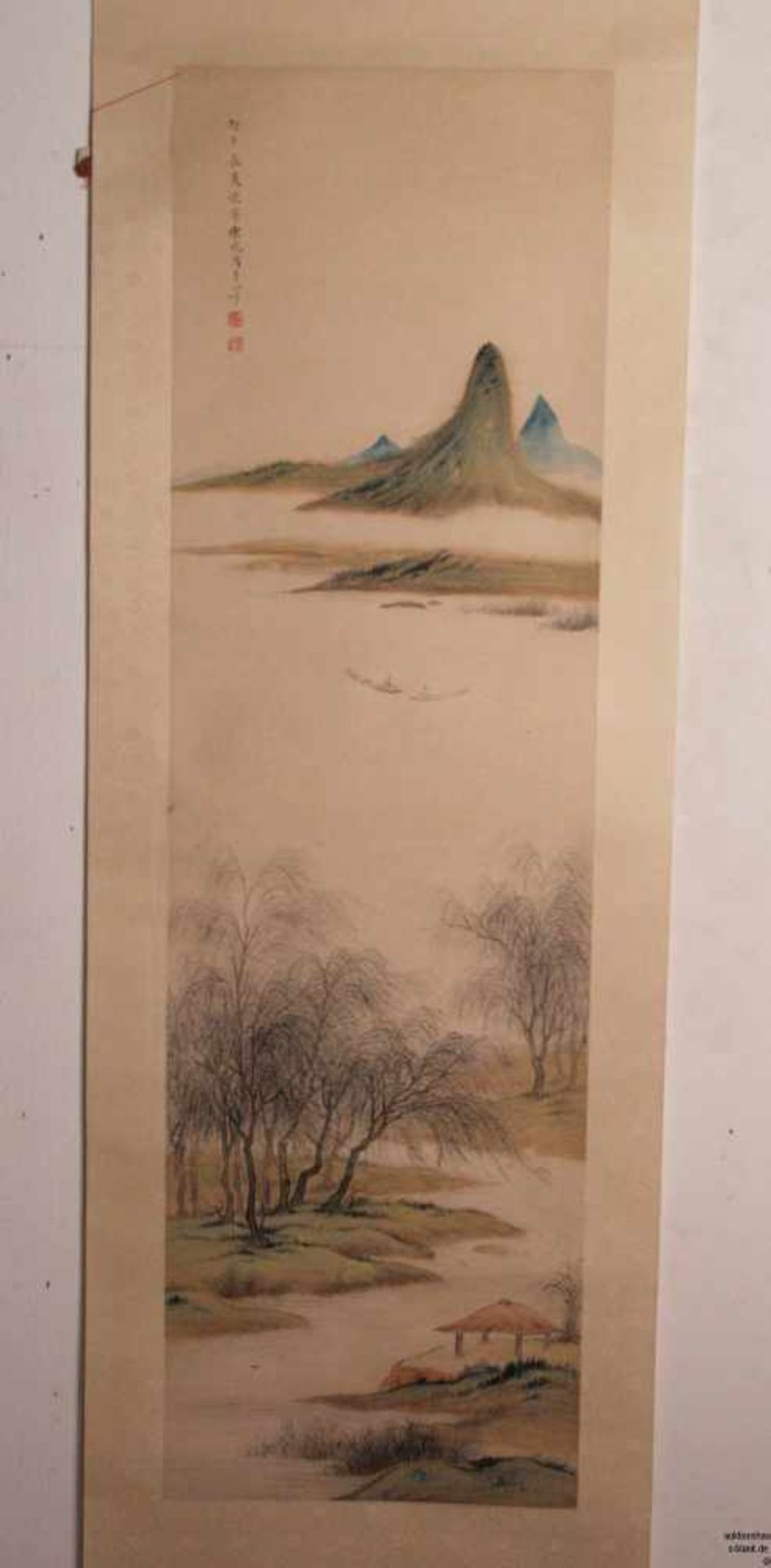 Chinesisches Rollbild - Tusche und Farbe auf Papier, Darstellung einer Seelandschaft mit