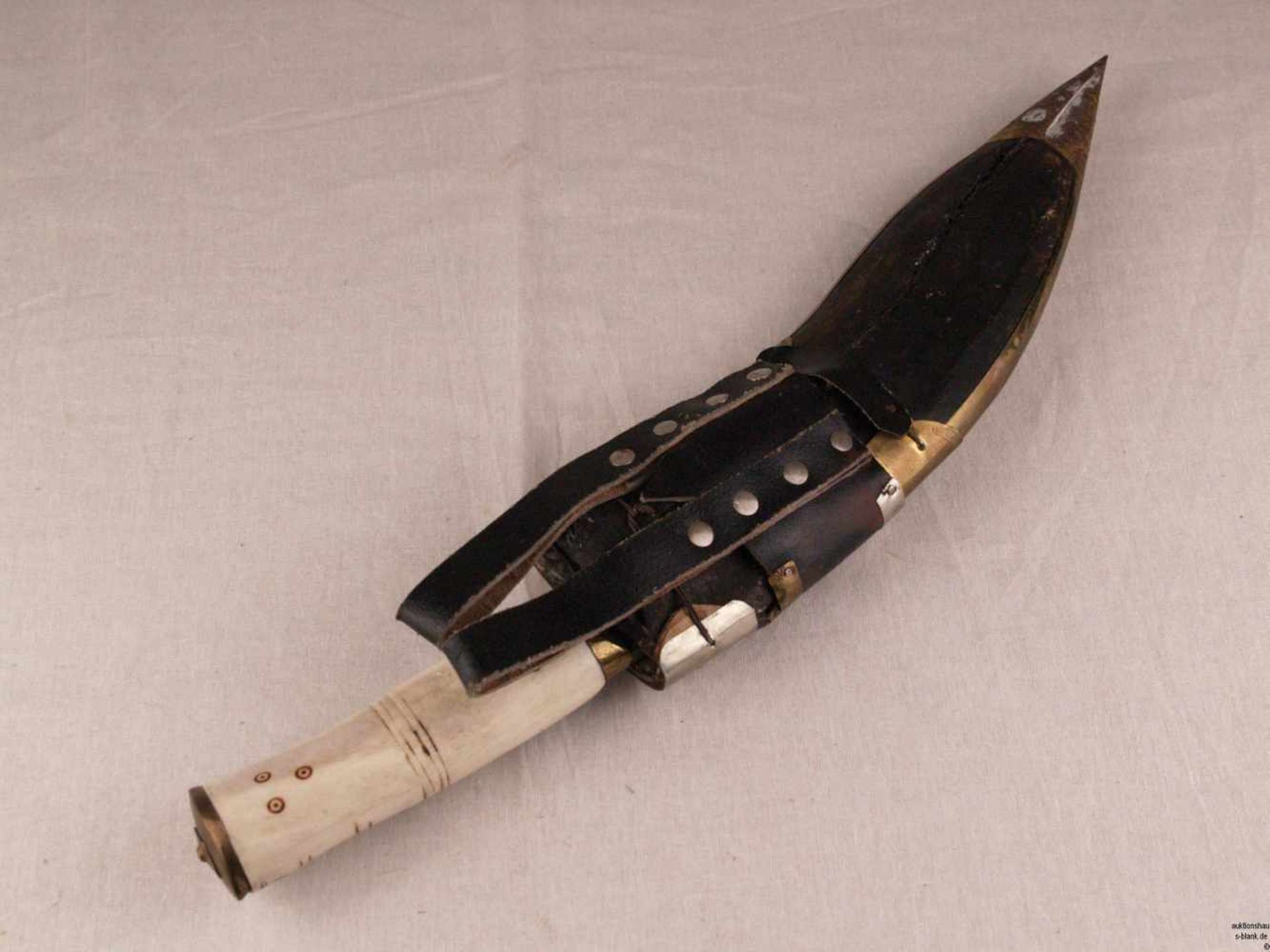 Kukri-Messer - Nepal 20.Jh., gebogte Stahlklinge, graviert,L.ca.40cm, Beingriff mit Messingbeschlag, - Bild 12 aus 12