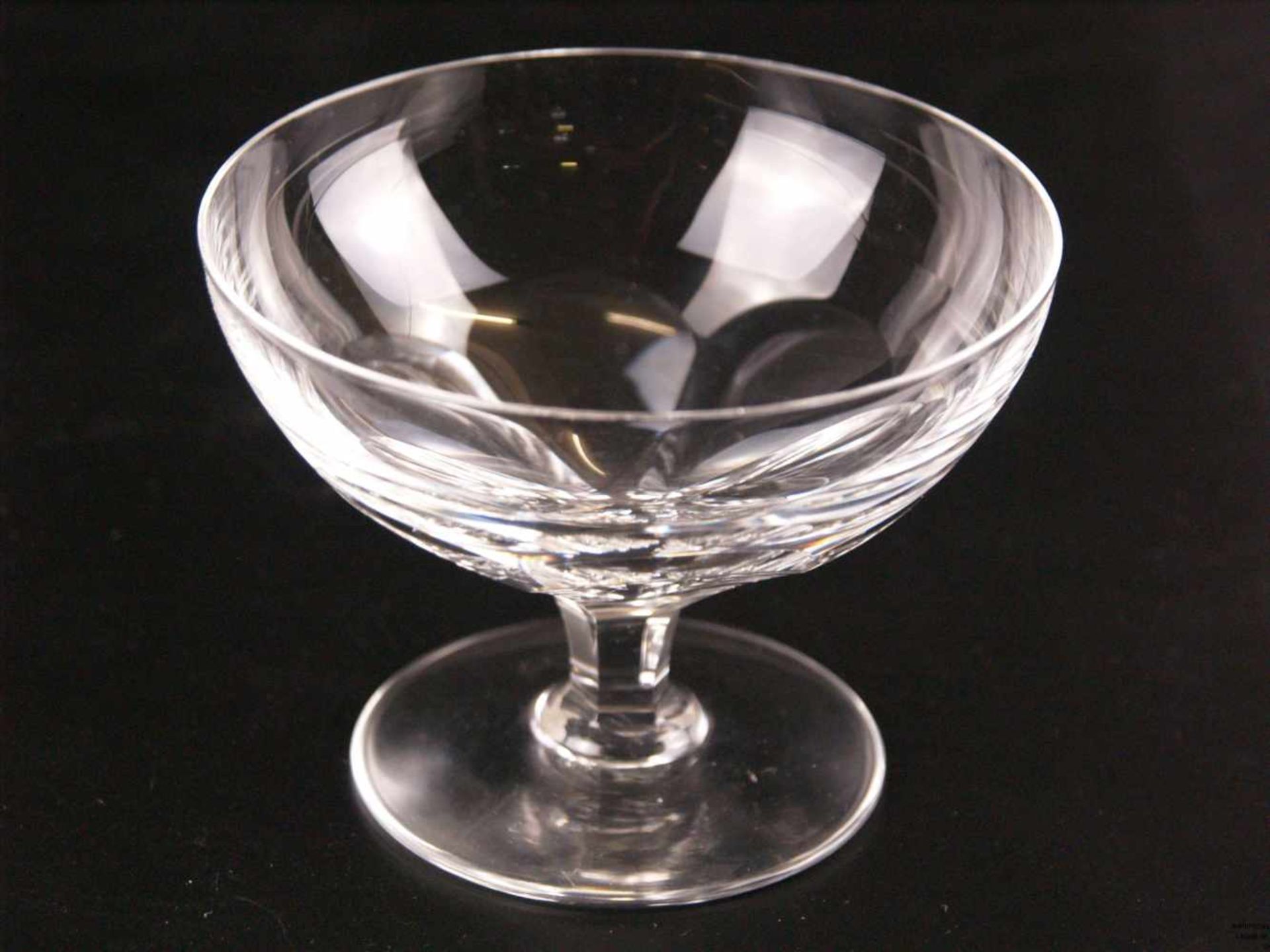 6 Champagnerschalen - um 1920, klares Kristallglas, runder Stand, kurzer facettierter Schaft, - Bild 2 aus 3