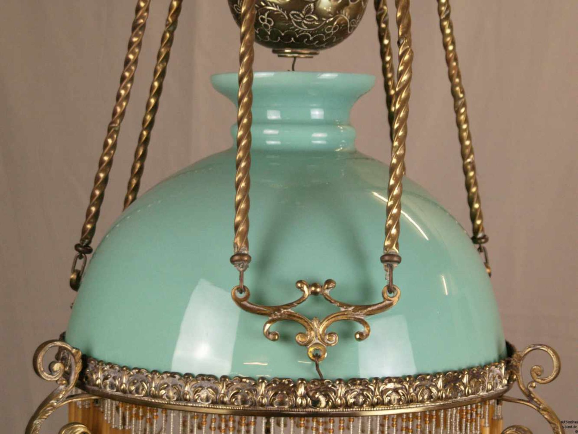 Decken- Petroleumlampe - 19. Jh., vasenförmiger Korpus, in stilisierten floralen Formen durchbrochen - Bild 3 aus 10