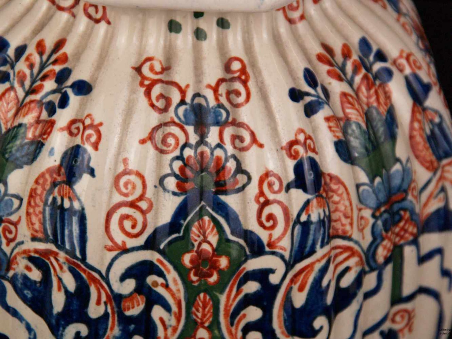 Paar Vasen mit Deckel - rote Bodenmarke APK?, gerillter Korpus, polychrom bemalt mit floralem - Bild 4 aus 7
