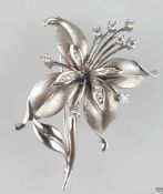 Diamantbrosche - WG 585, Blütenform, besetzt mit 8 Diamanten je ca.0,05 ct und 10 kleinen
