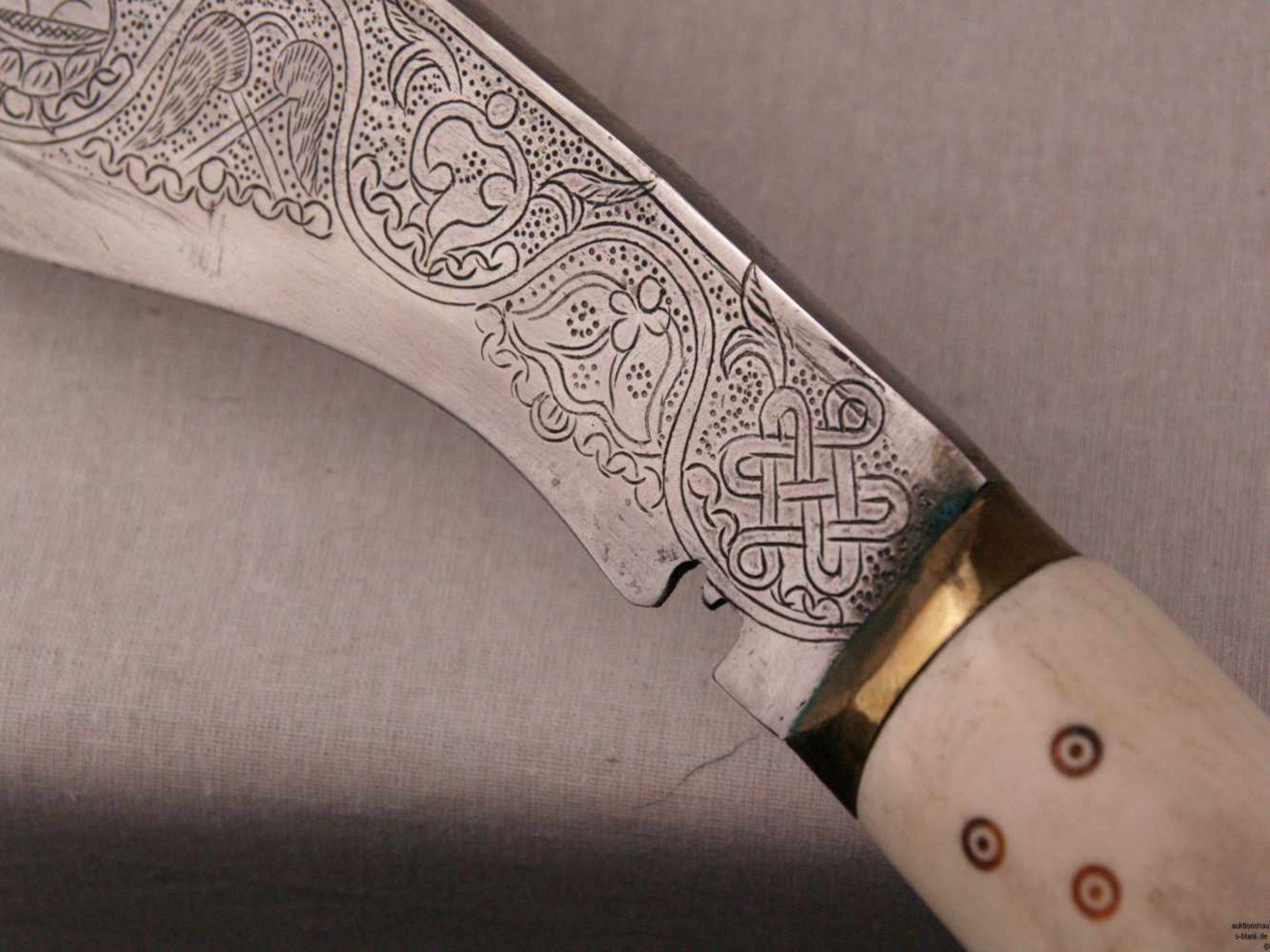 Kukri-Messer - Nepal 20.Jh., gebogte Stahlklinge, graviert,L.ca.40cm, Beingriff mit Messingbeschlag, - Bild 7 aus 12