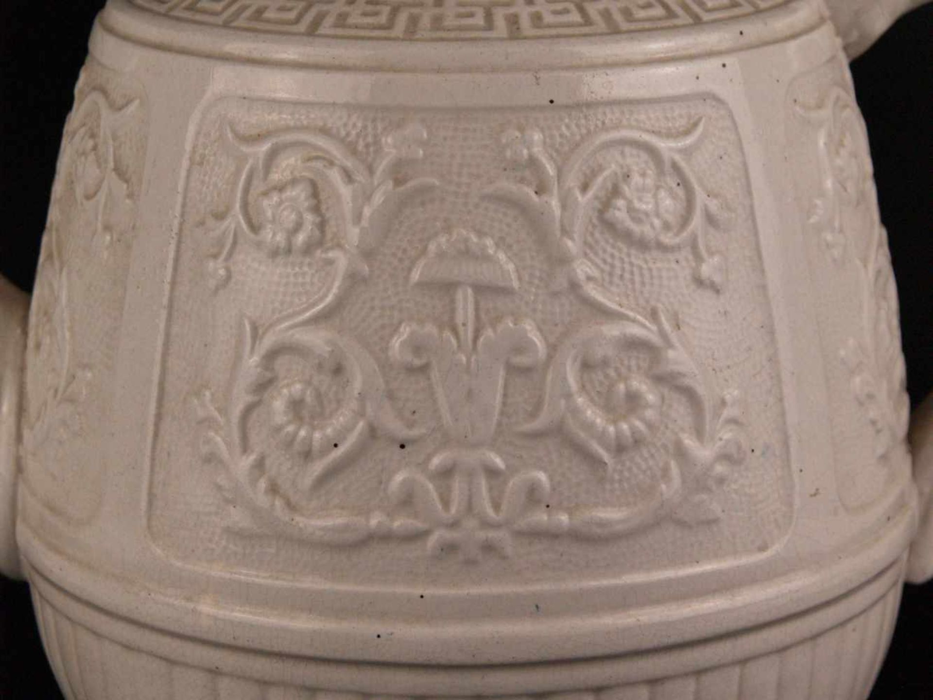 Große Teekanne - England 19.Jh., Steingut, cremefarben glasiert, mit ostasiatischem Reliefdekor, - Bild 4 aus 9
