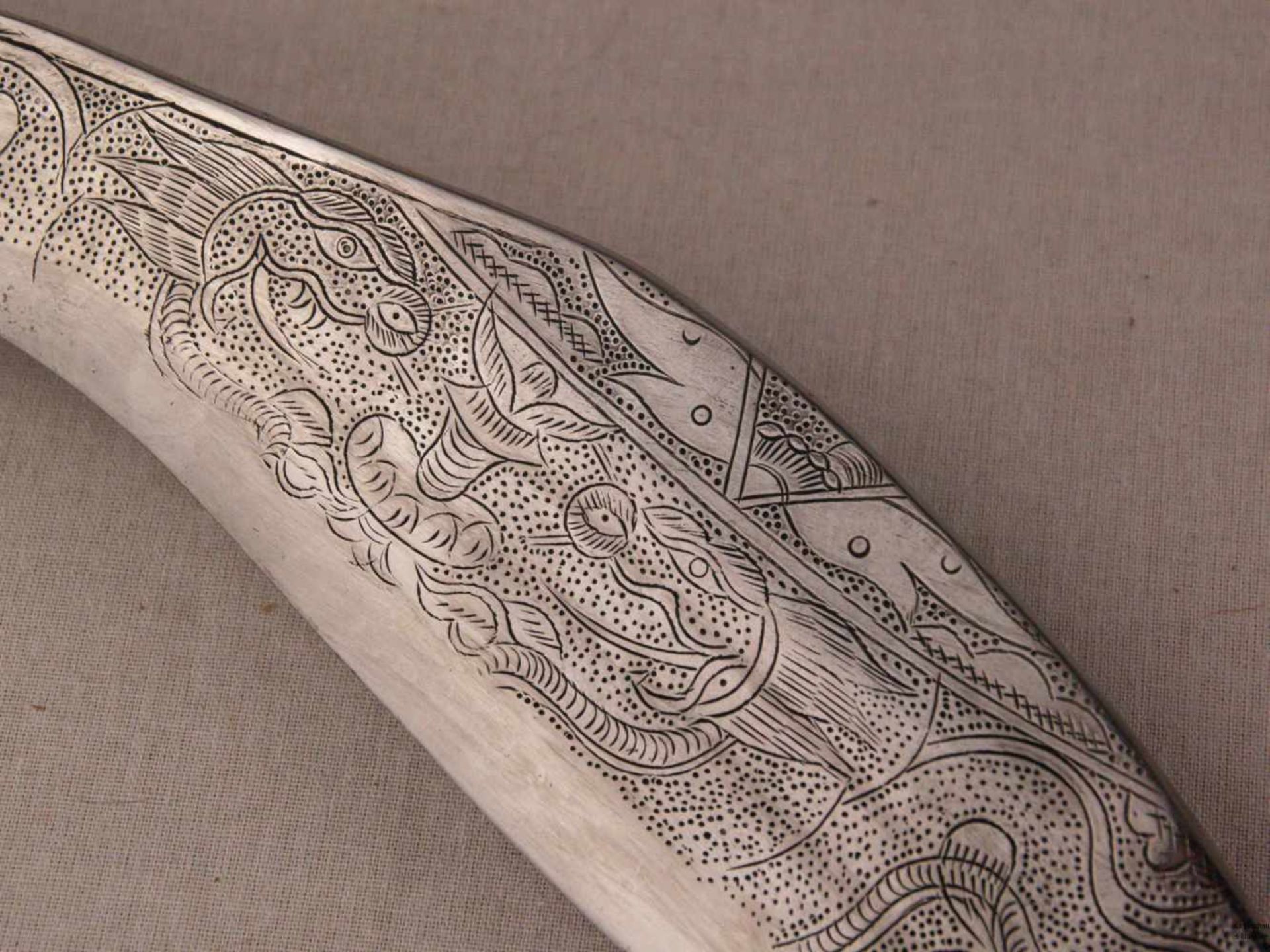 Kukri-Messer - Nepal 20.Jh., gebogte Stahlklinge, graviert,L.ca.40cm, Beingriff mit Messingbeschlag, - Bild 9 aus 12