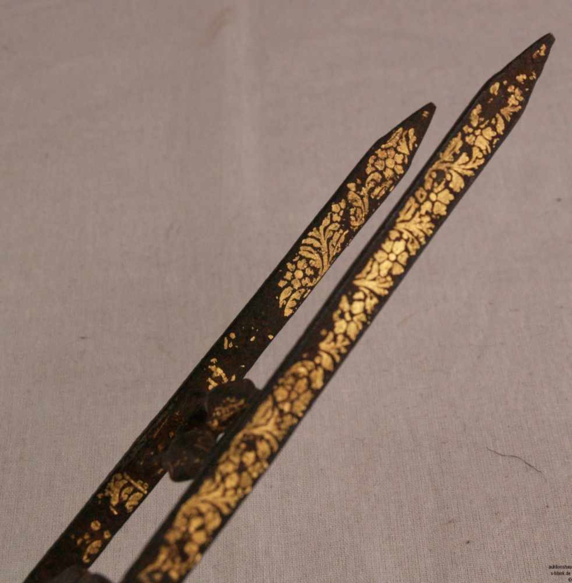 Faustdolch (Katar) - Indien 19.Jh., Eisen, zweischneidige, spitz zulaufende Klinge aus Stahl mit - Bild 4 aus 6
