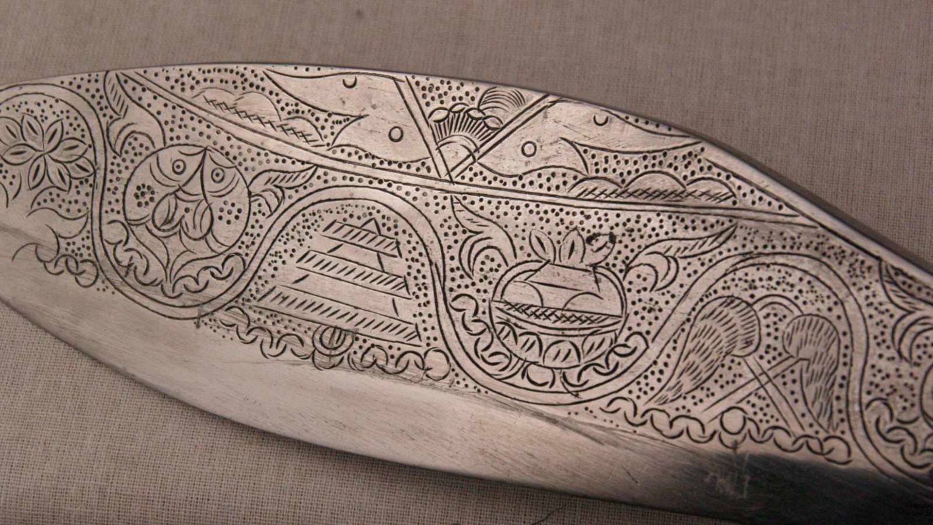 Kukri-Messer - Nepal 20.Jh., gebogte Stahlklinge, graviert,L.ca.40cm, Beingriff mit Messingbeschlag, - Bild 6 aus 12