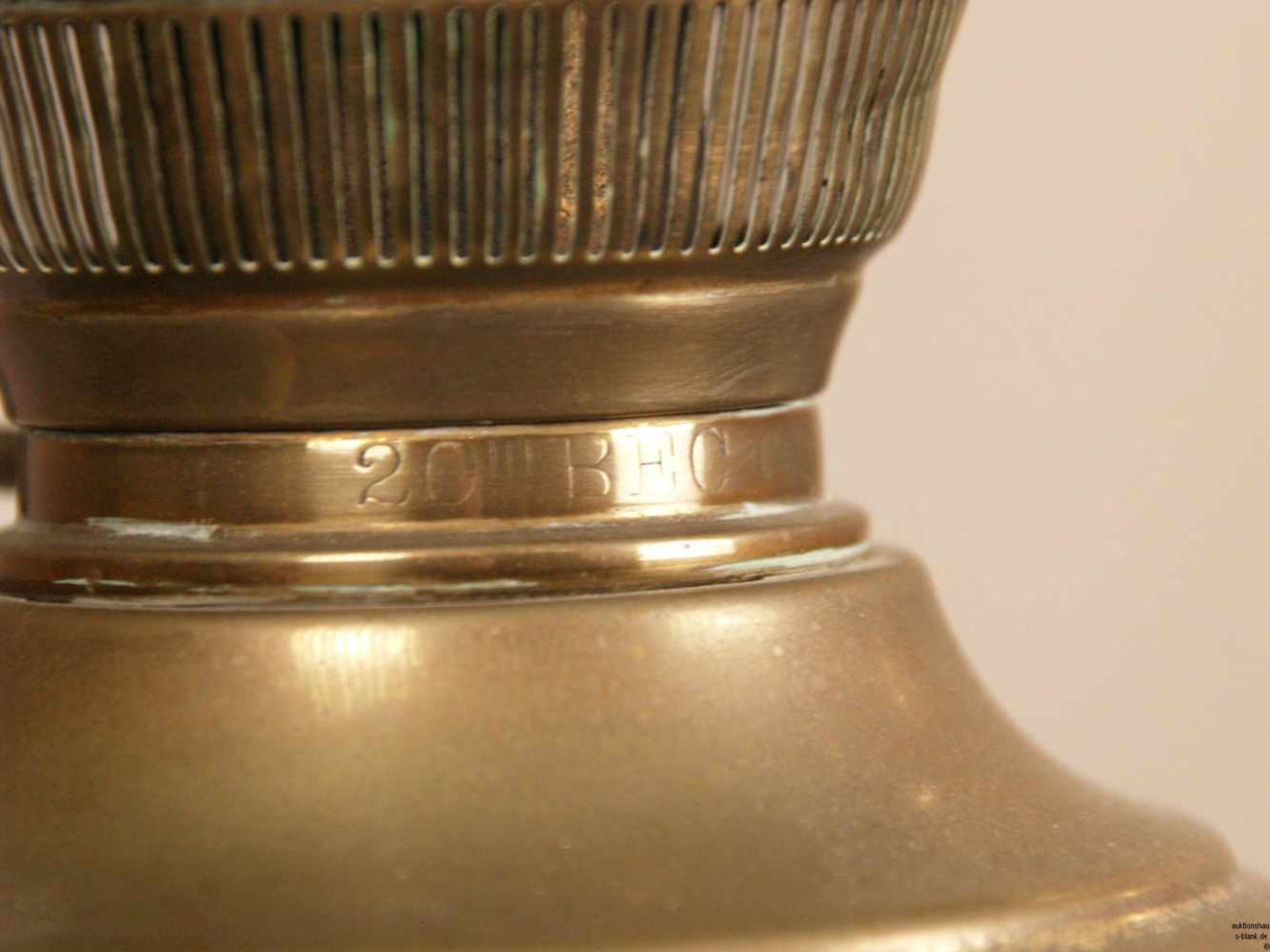 Decken- Petroleumlampe - 19. Jh., vasenförmiger Korpus, in stilisierten floralen Formen durchbrochen - Bild 7 aus 10