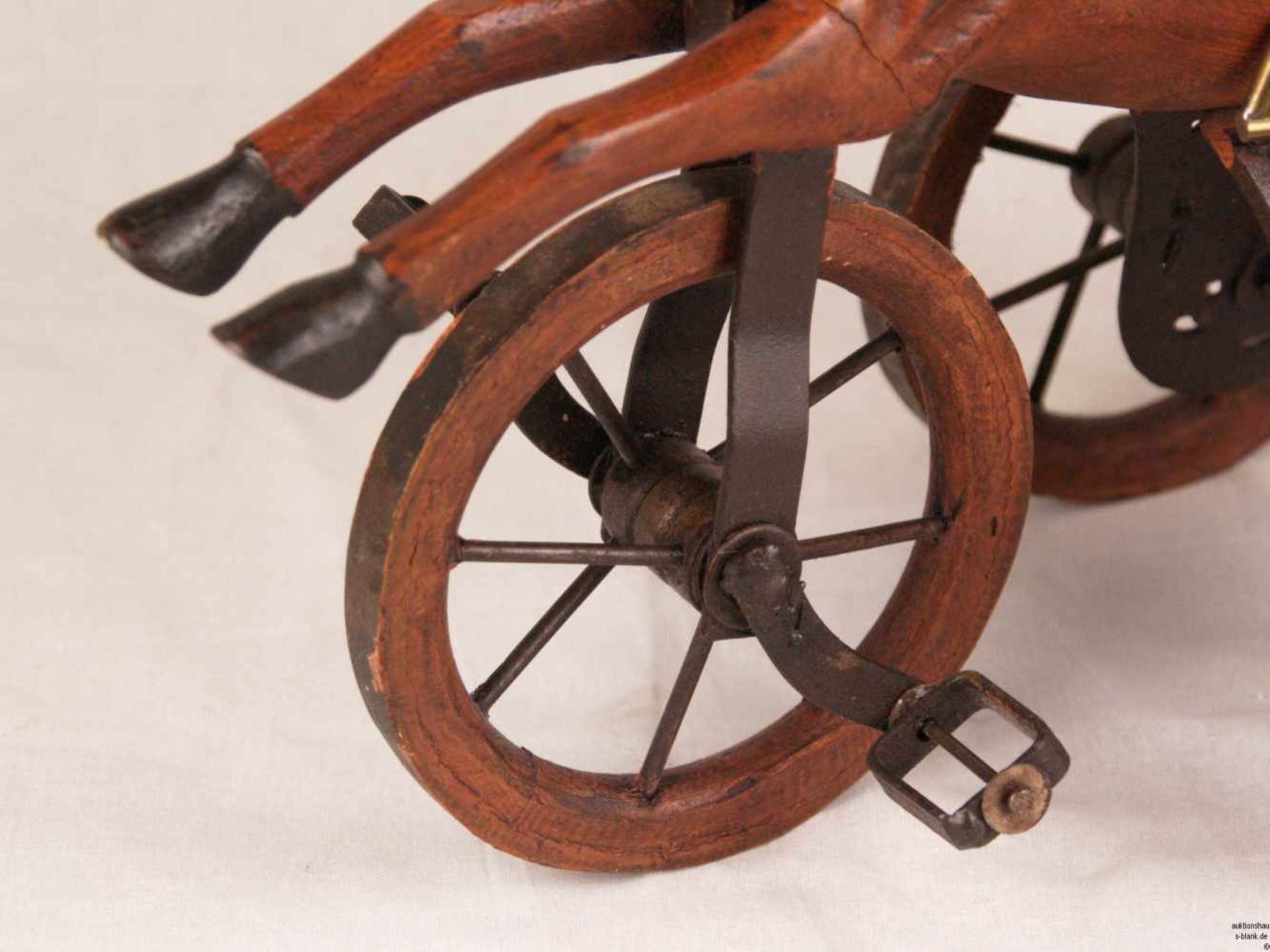 Modell-Dreirad-Pferd - Holz geschnitzt und bemalt, auf drei Eisenrädern, mit Lenkrad und zwei - Bild 4 aus 6
