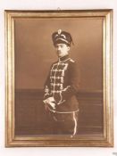 Atelierfotografie - Portrait eines jungen Mannes in Husarenuniform mit Attila-Waffenrock und