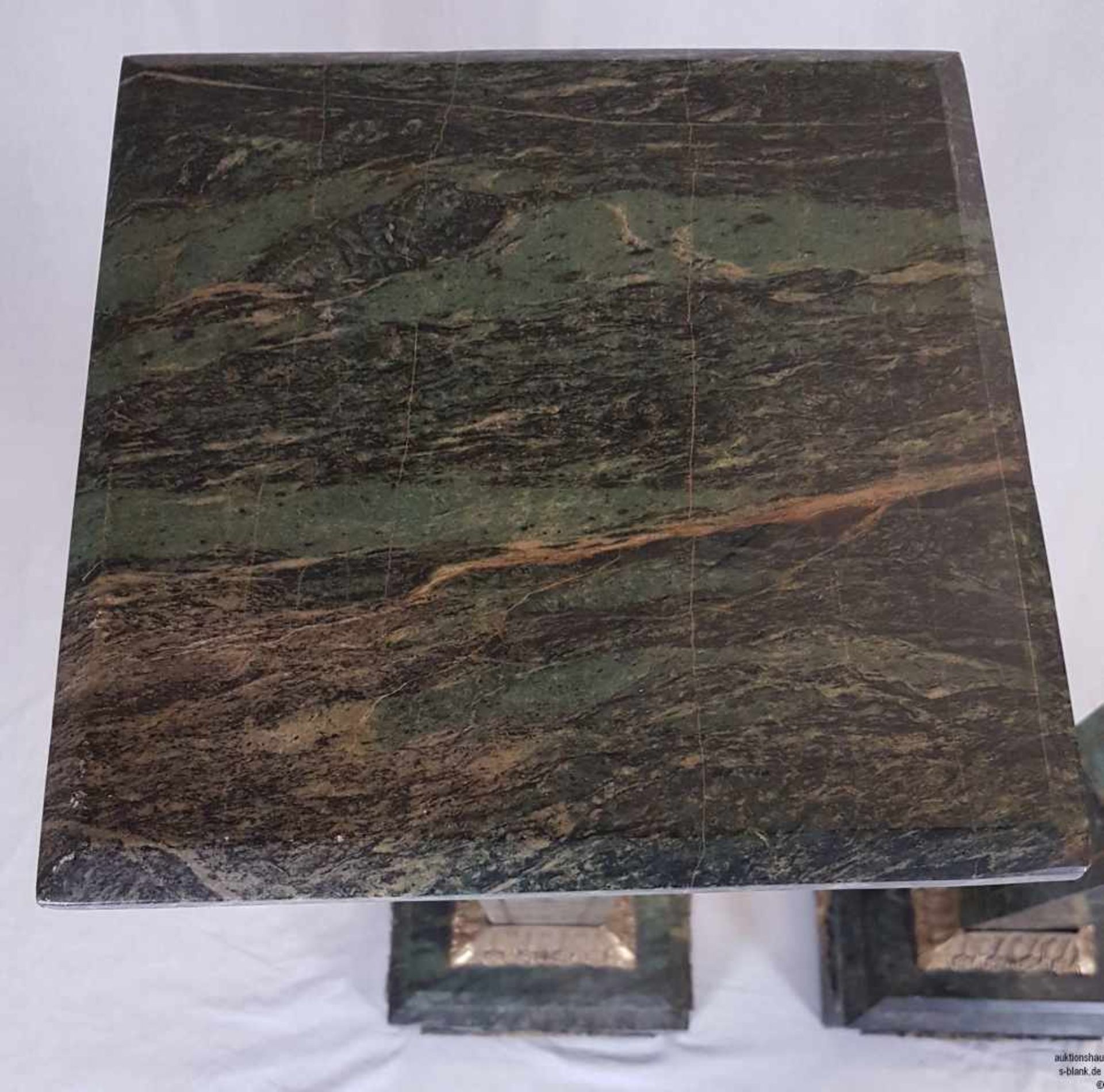 Paar Marmorsäulen - grüner geäderter Marmor, umgekehrt konische Vierkantform auf quadratischer - Bild 4 aus 7