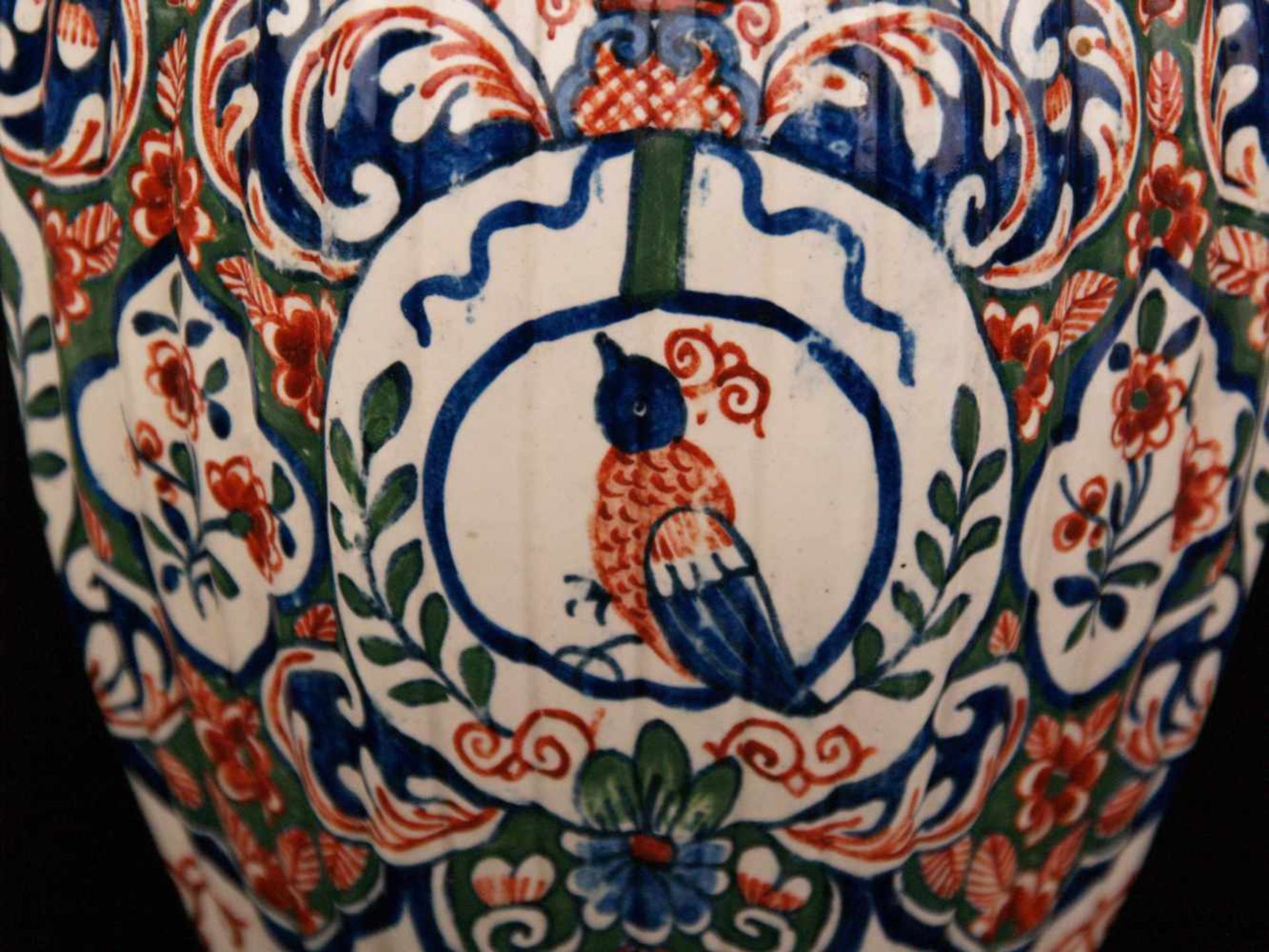 Paar Vasen mit Deckel - rote Bodenmarke APK?, gerillter Korpus, polychrom bemalt mit floralem - Bild 5 aus 7