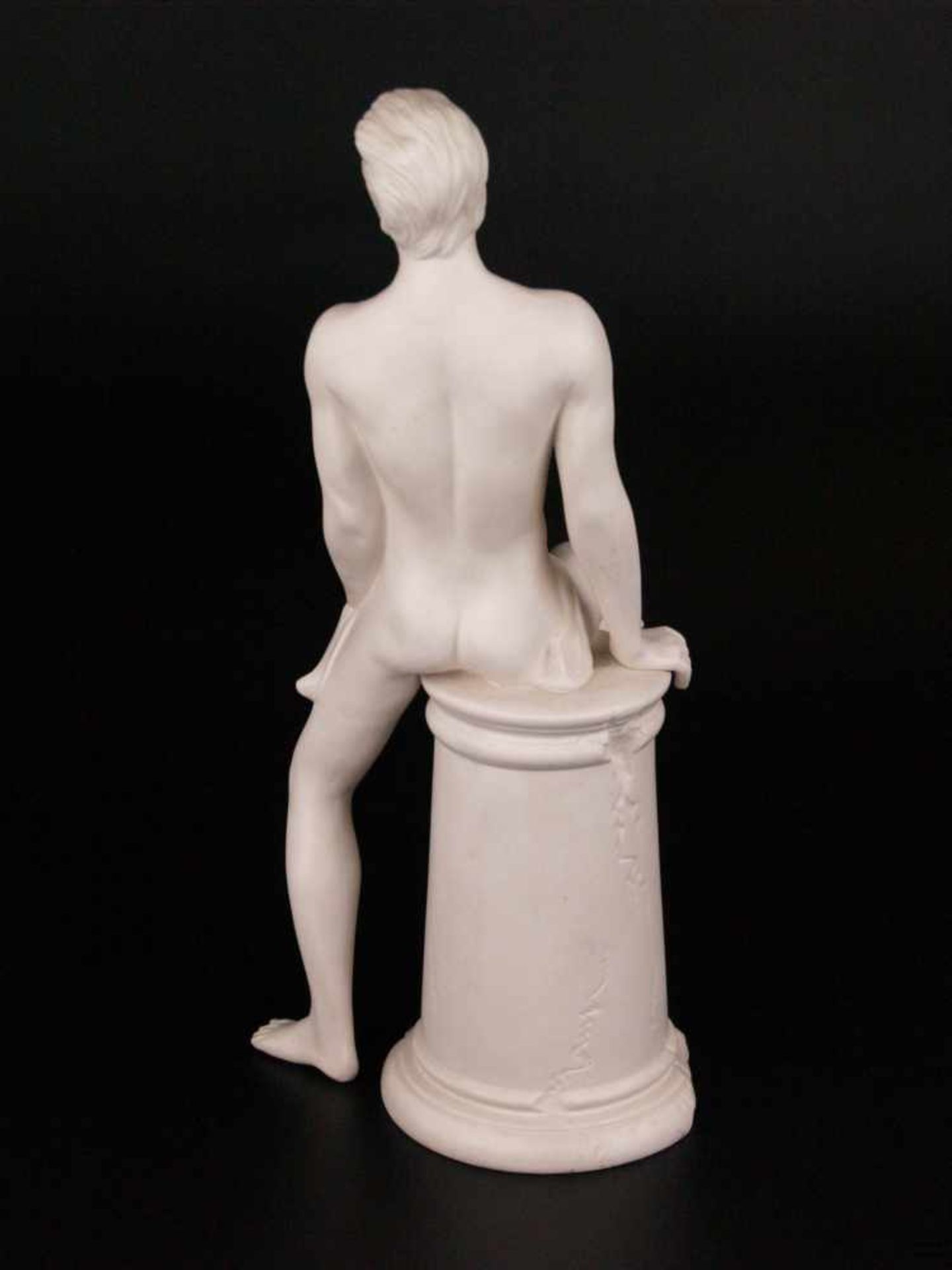 Porzellanfigur "Männliches Aktmodell auf einem Säulenstumpf sitzend" - Goebel, Biskuitporzellan, - Bild 2 aus 6