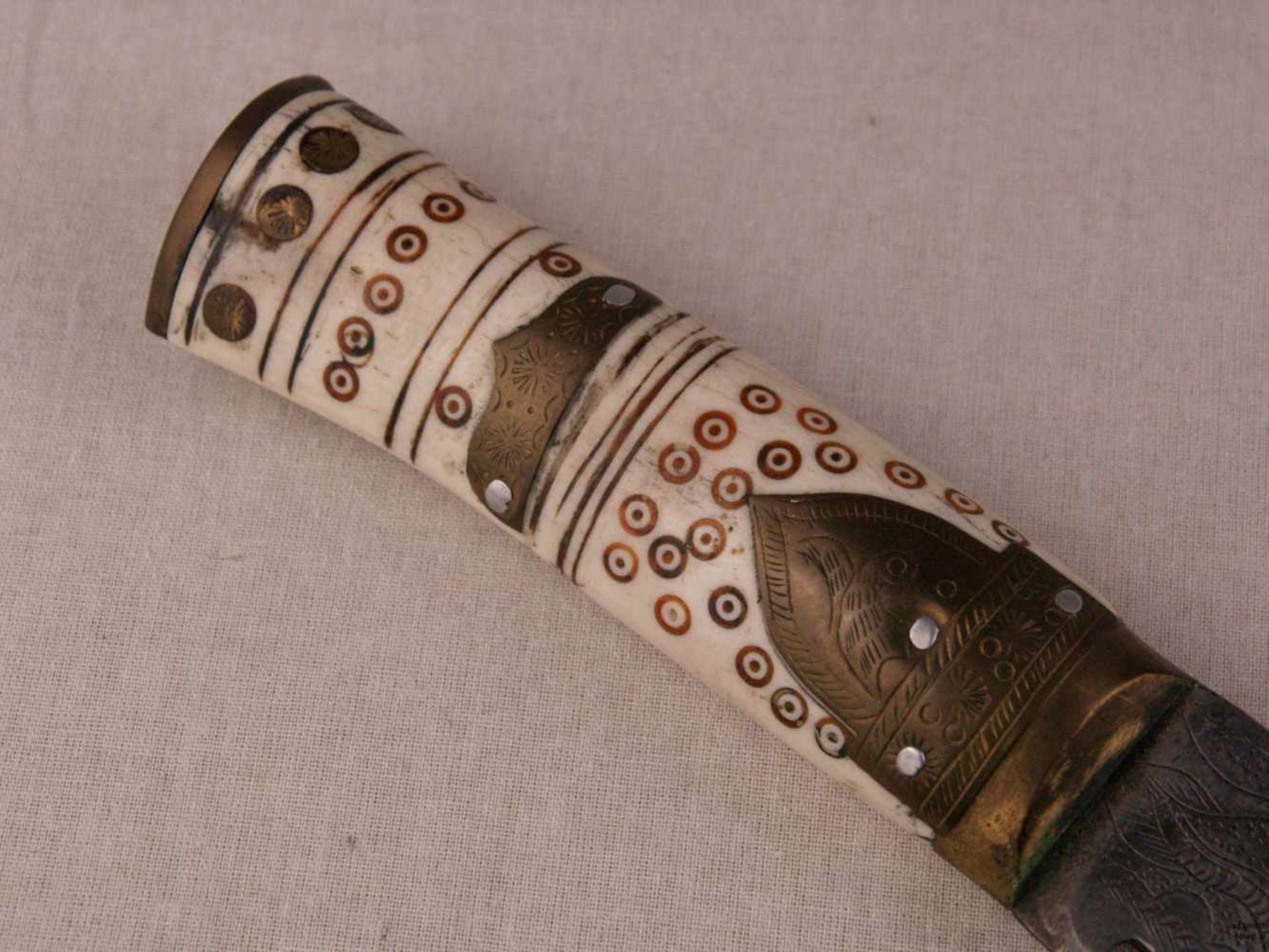 Kukri-Messer - Nepal 20.Jh., gebogte Stahlklinge, graviert,L.ca.40cm, Beingriff mit Messingbeschlag, - Bild 11 aus 12
