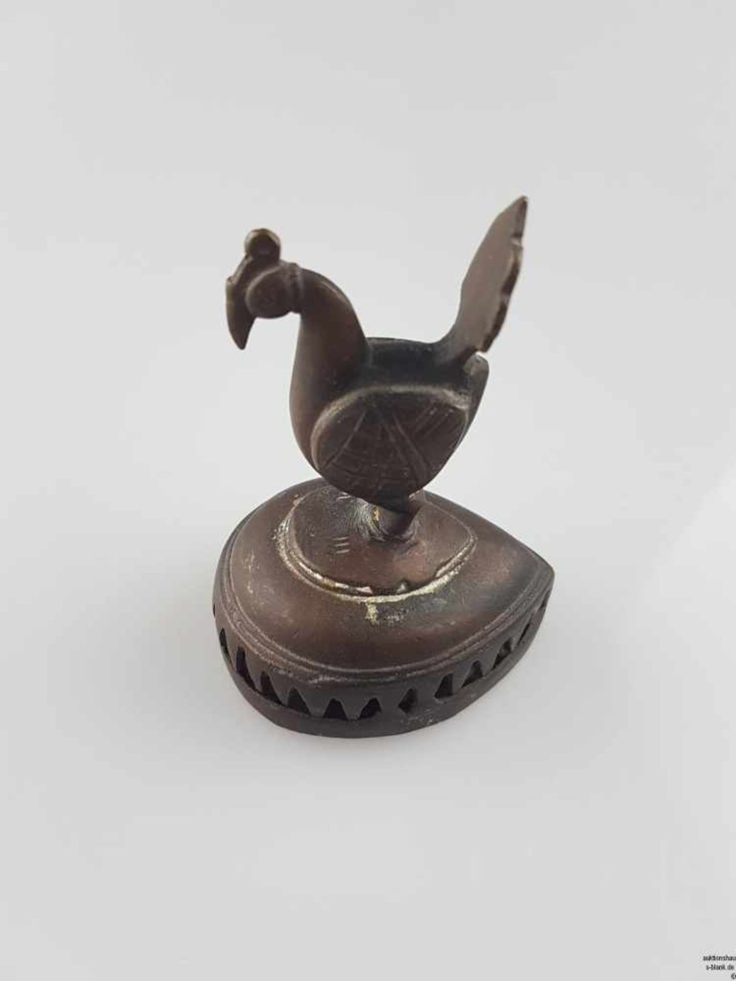"Vajri" aus Bronze - Indien 19.Jh., tropfenförmige Basis mit vollplastischen Knauf in Pfauenform,