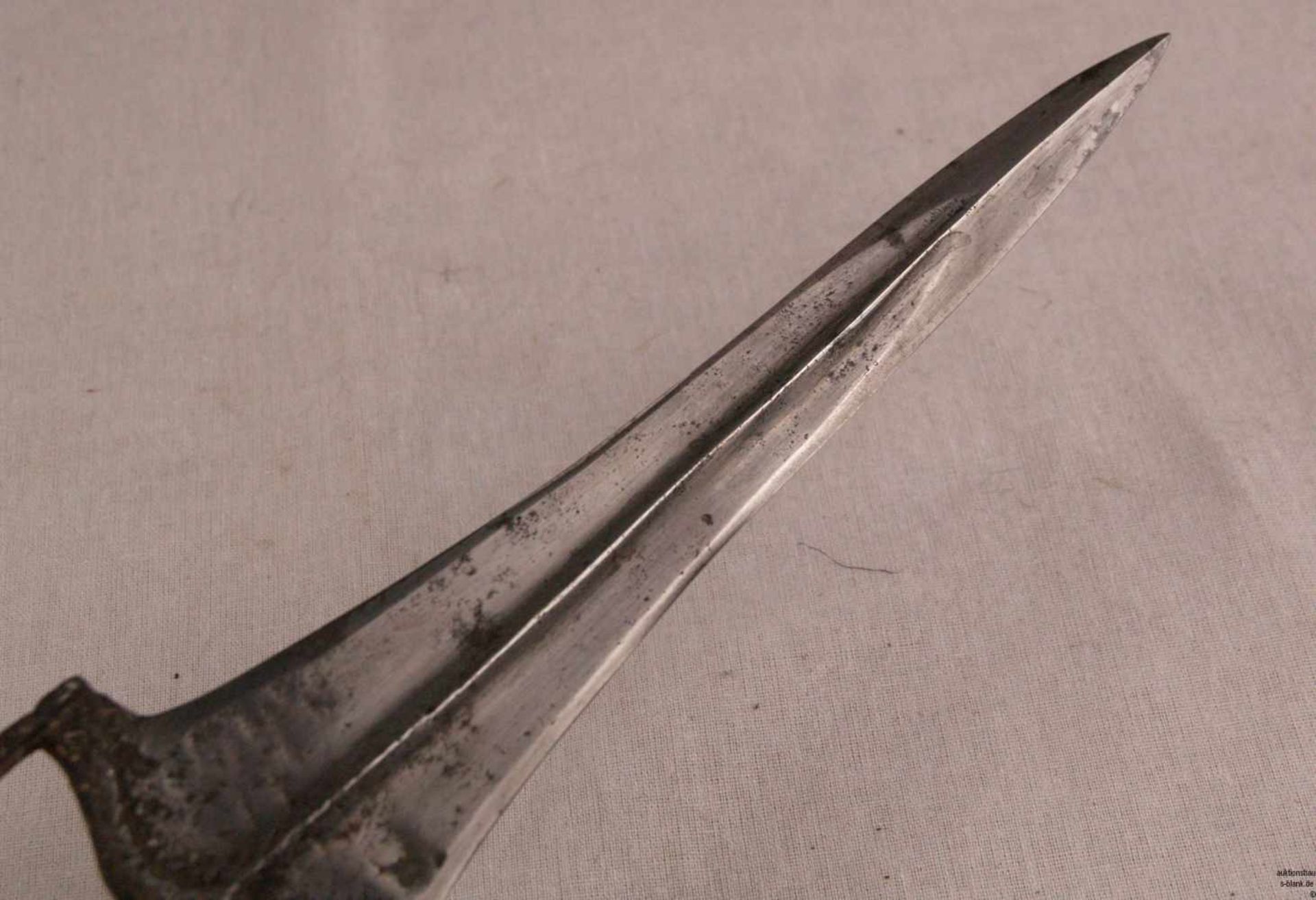 Faustdolch (Katar) - Indien 19.Jh., Eisen, zweischneidige, spitz zulaufende Klinge aus Stahl mit - Bild 6 aus 6