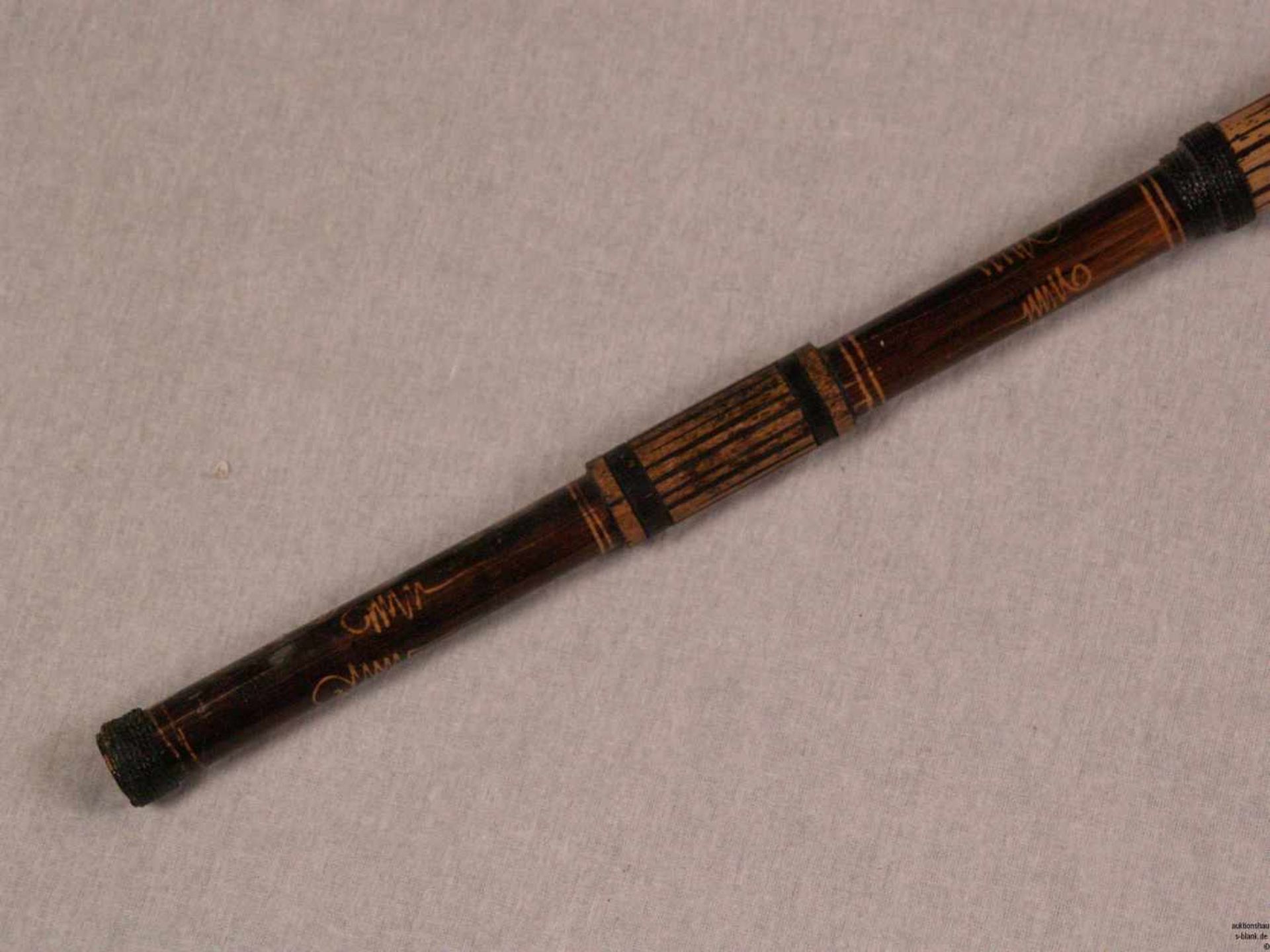 Blasrohr - Holz, geschnitzt, mit Bastappliken und div.Utensilien, zusammengesetzt, L.ca.126 cm - Bild 4 aus 4