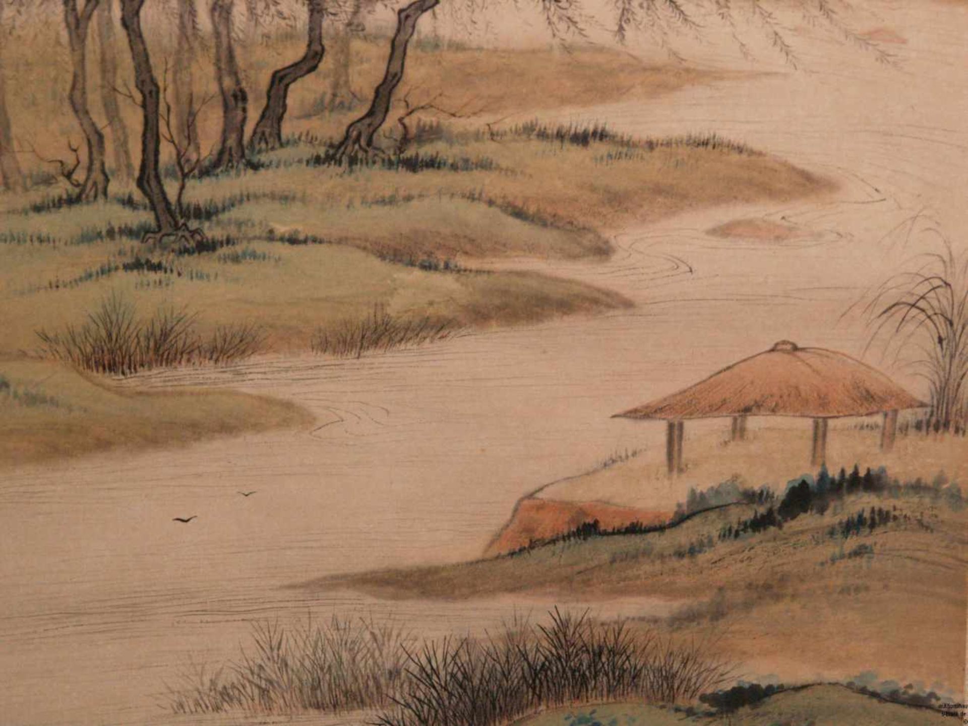 Chinesisches Rollbild - Tusche und Farbe auf Papier, Darstellung einer Seelandschaft mit - Bild 4 aus 6