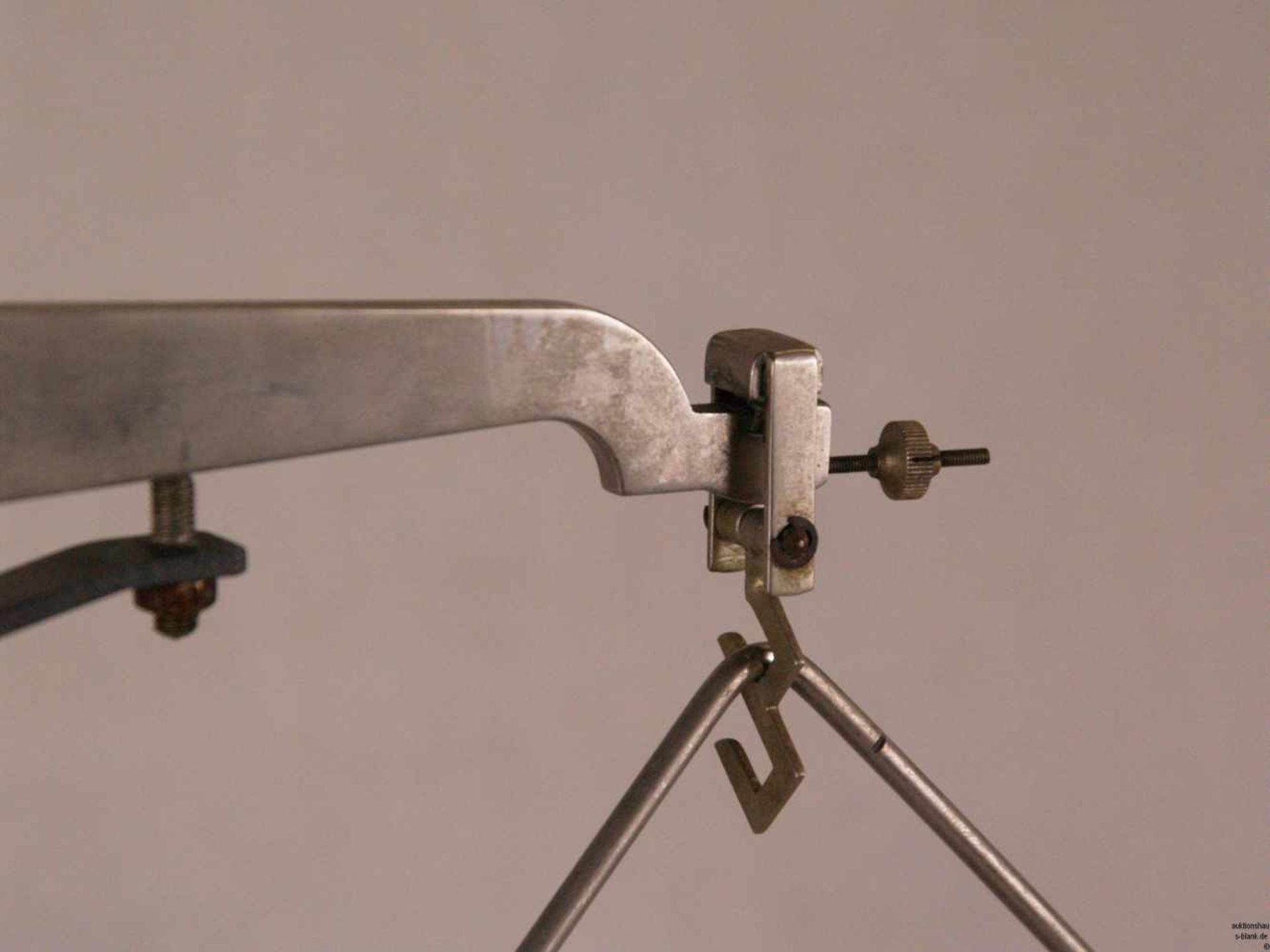 Balkenwaage - Metall, zwei Waagschalen an Bügeln, auf einem Holzsockel auf Schraubfüßchen zum - Bild 3 aus 8