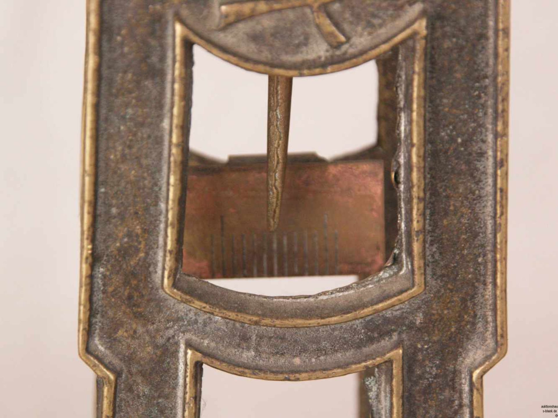 Balkenwaage - Metall/Holz, durchbrochen gearbeiteter Schaft mit Monogramm "KS", zwei runde - Bild 7 aus 7