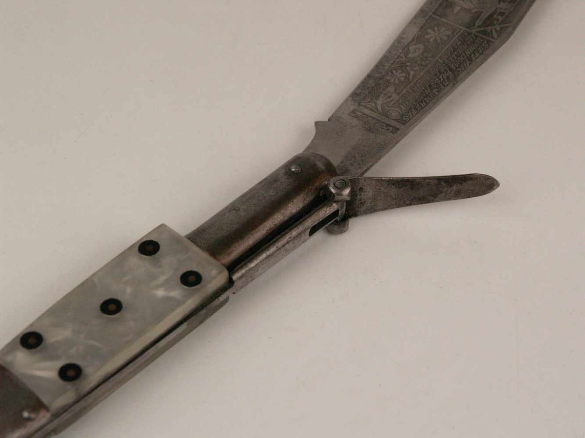 Navaja - Messer, Spanien um 1920, breite spitz zulaufende Klinge graviert mit Stierkampfszene, - Bild 5 aus 6