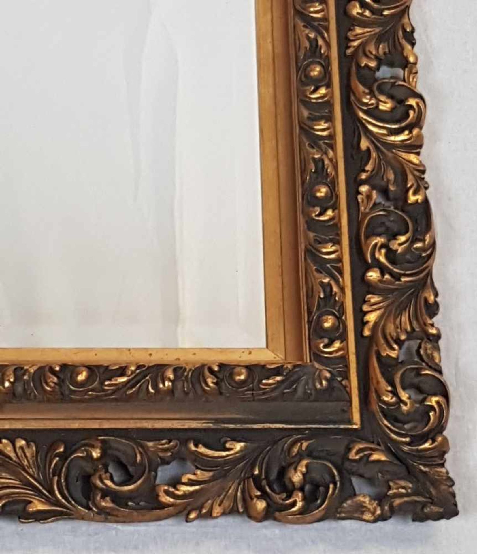 Wandspiegel, sog. Florentiner Rahmen - Holzleiste durchbrochen geschnitzt mit Akanthuswerk, - Bild 2 aus 4
