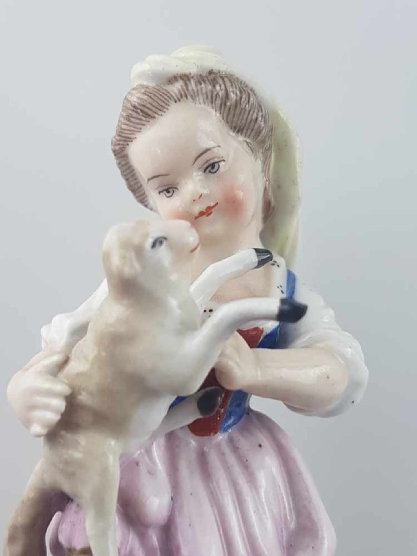 Zwei Porzellanfiguren - 1x Gärtnerkind mit Kopftuch und Blumenkorb, Entwurf von Michel Victor - Bild 5 aus 9