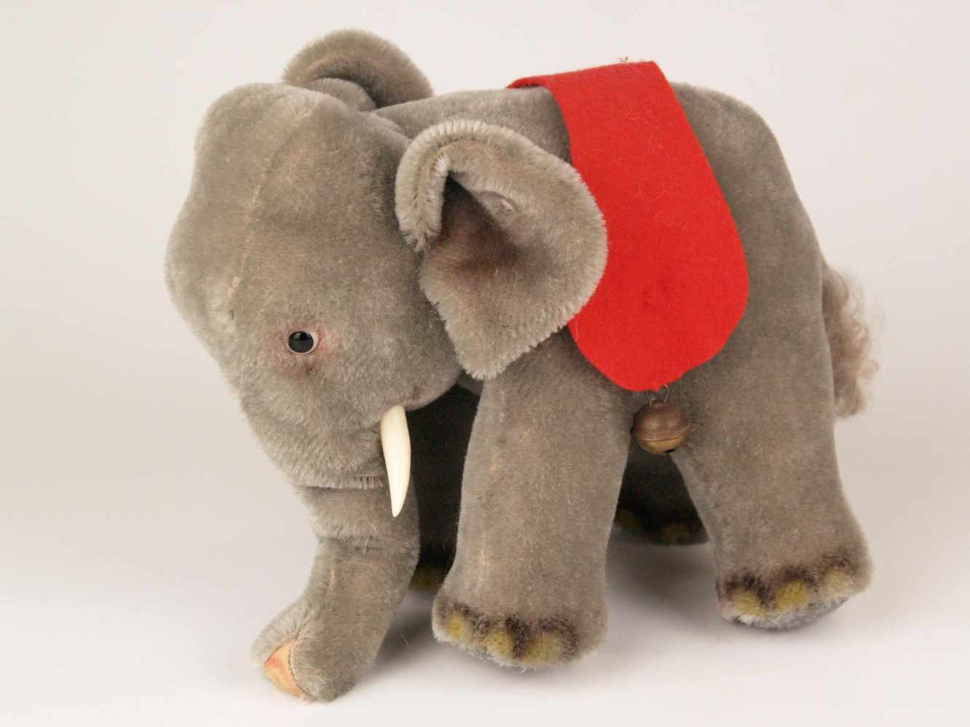 Konvolut Steiff-Elefanten - grauer Mohair/Filz, in absteigender Größe, drei mit roter Schabracke, - Bild 2 aus 5