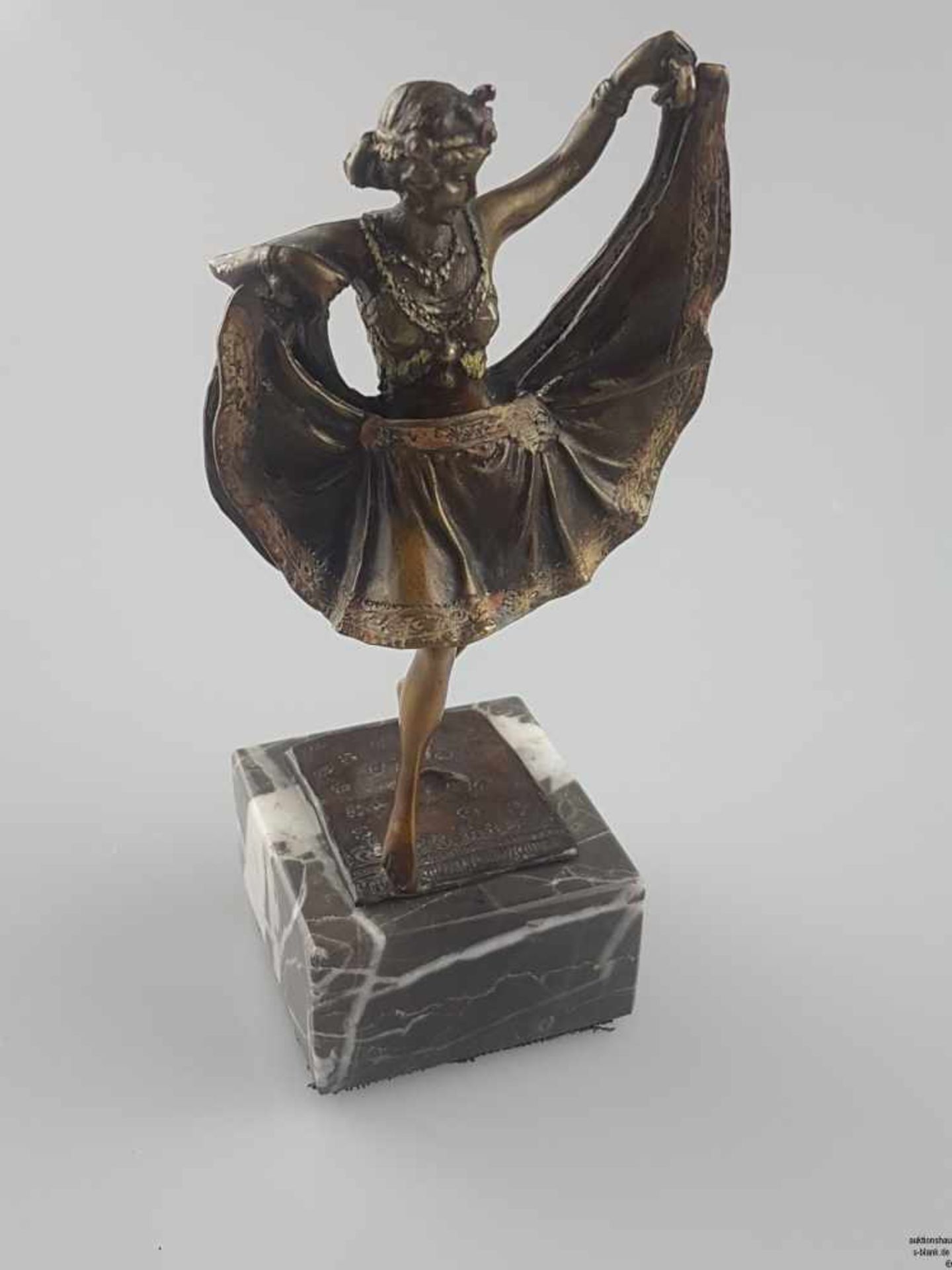 Orientalische Tänzerin - Wiener Bronze auf Steinsockel,mit polychromer Kaltemailbemalung,