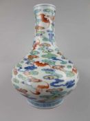 Doucai-Vase - China, Qing-Dynastie, Porzellan mit feiner Bemalung in Unterglasurblau sowie