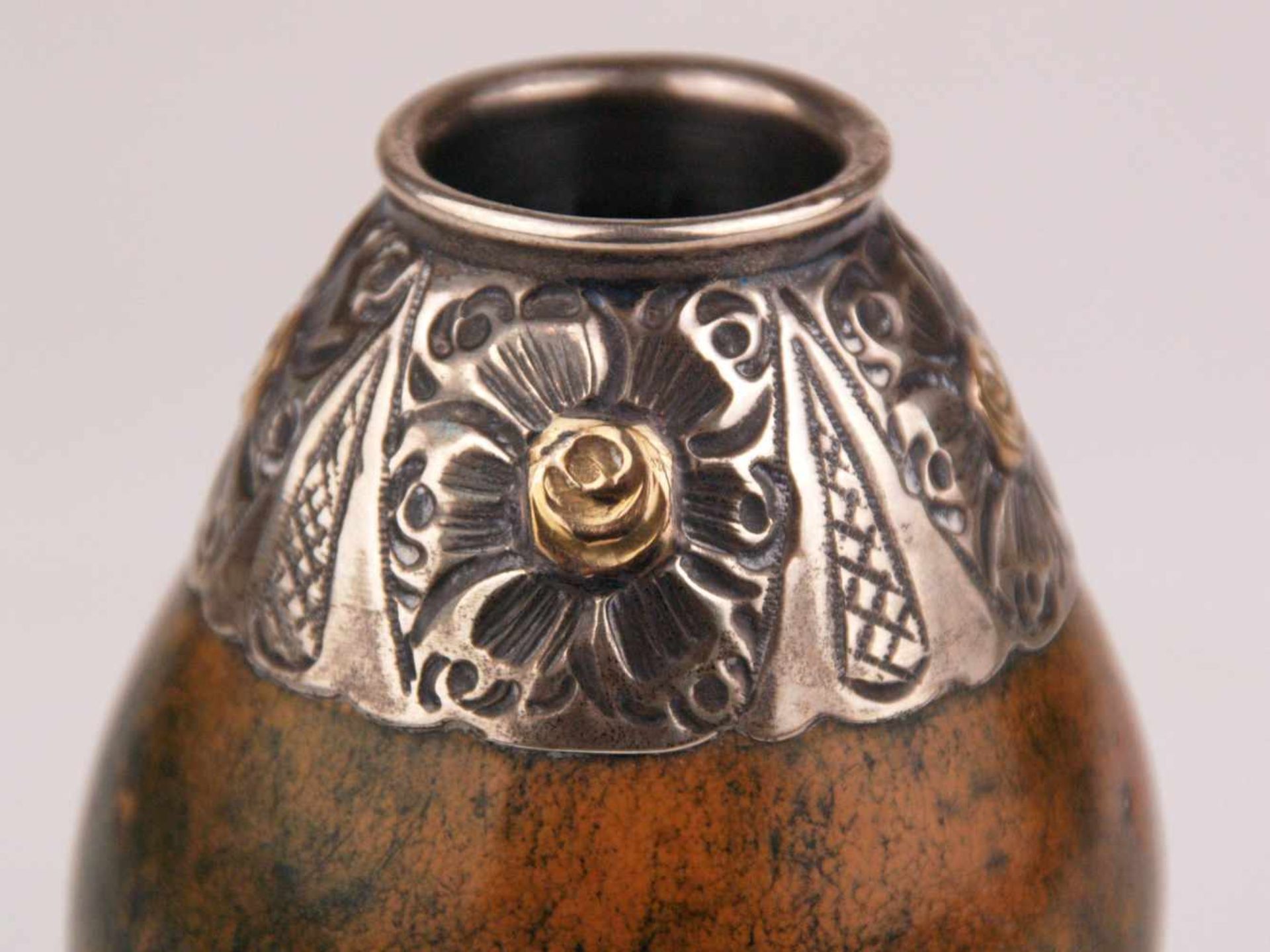 Trinkgefäß für Mate-Tee - Argentinien, Kalebasse mit floraler Silbermontierung an der Öffnung und - Bild 2 aus 5