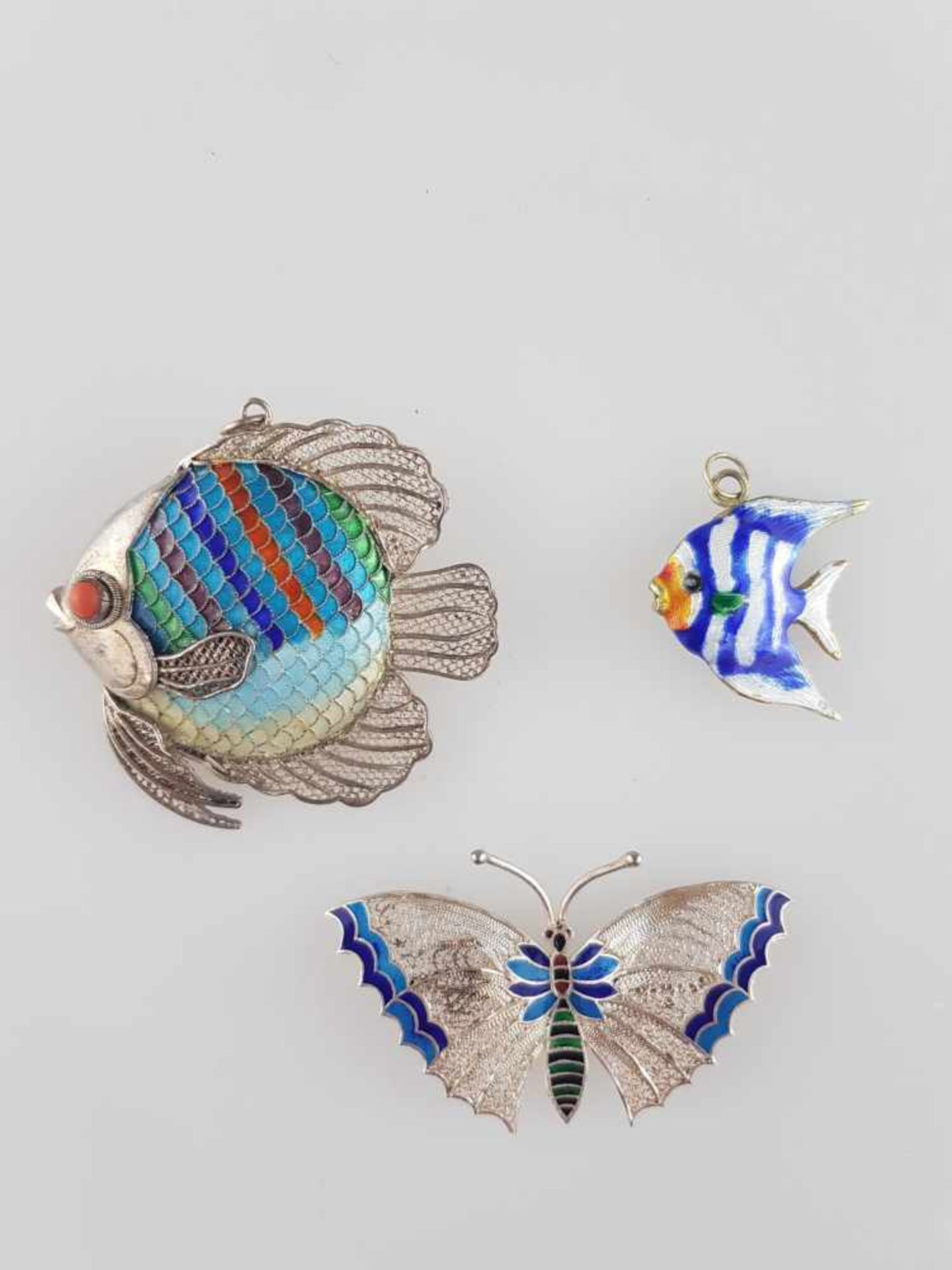 Zwei Silberbroschen - Fisch bzw. Schmetterling, Filigransilber emailiert, gepunzt, ca.5x5,2/3,5x5, - Bild 2 aus 3