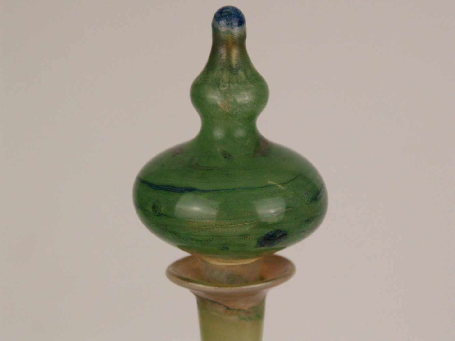Aquavit-Garnitur - 1 gefußte schlanke Karaffe und 6 Fußgläser, Designglas mit grünen, blauen und - Bild 2 aus 12