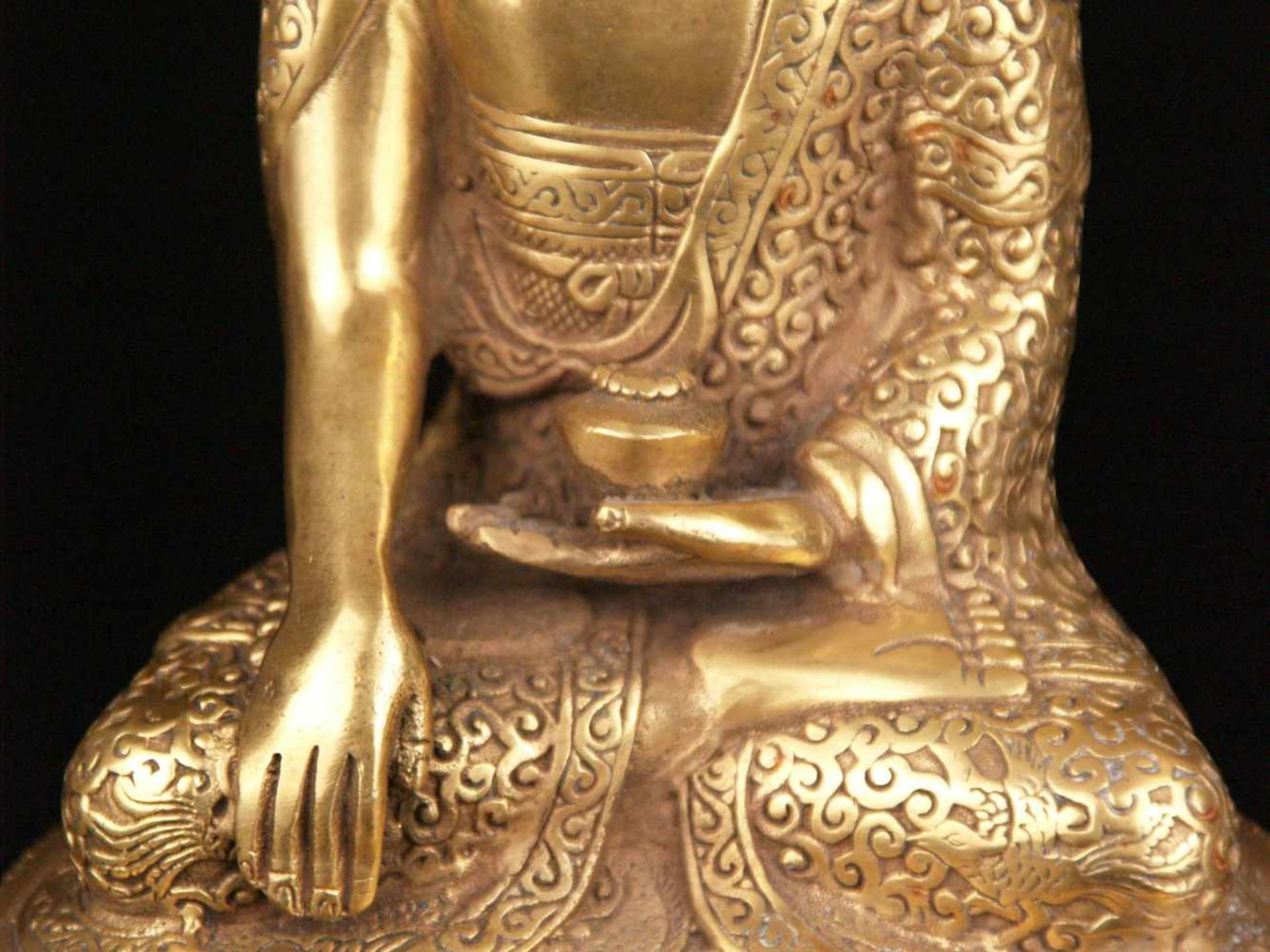 Buddha Shakyamuni - China,Gelbguss,im Padmasana auf erhöhtem Lotossockel sitzend,die rechte Hand - Bild 5 aus 7