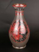 Glasvase - Balusterform über leicht ausgestelltem Rundstand, Klarglas teils mattiert, Dekor in roter