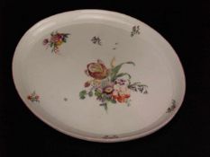 Servierplatte - ovale Form, Spiegel polychrom bemalt mit Blumenbouquets, Staffage und purpurroter