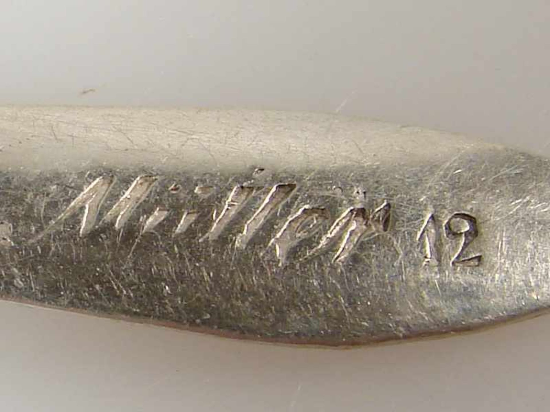 Nadeldose / Nadelbehälter in Schlüsselform - 12-lötiges Silber, "12 / Müller", 19. Jh., an - Bild 4 aus 11