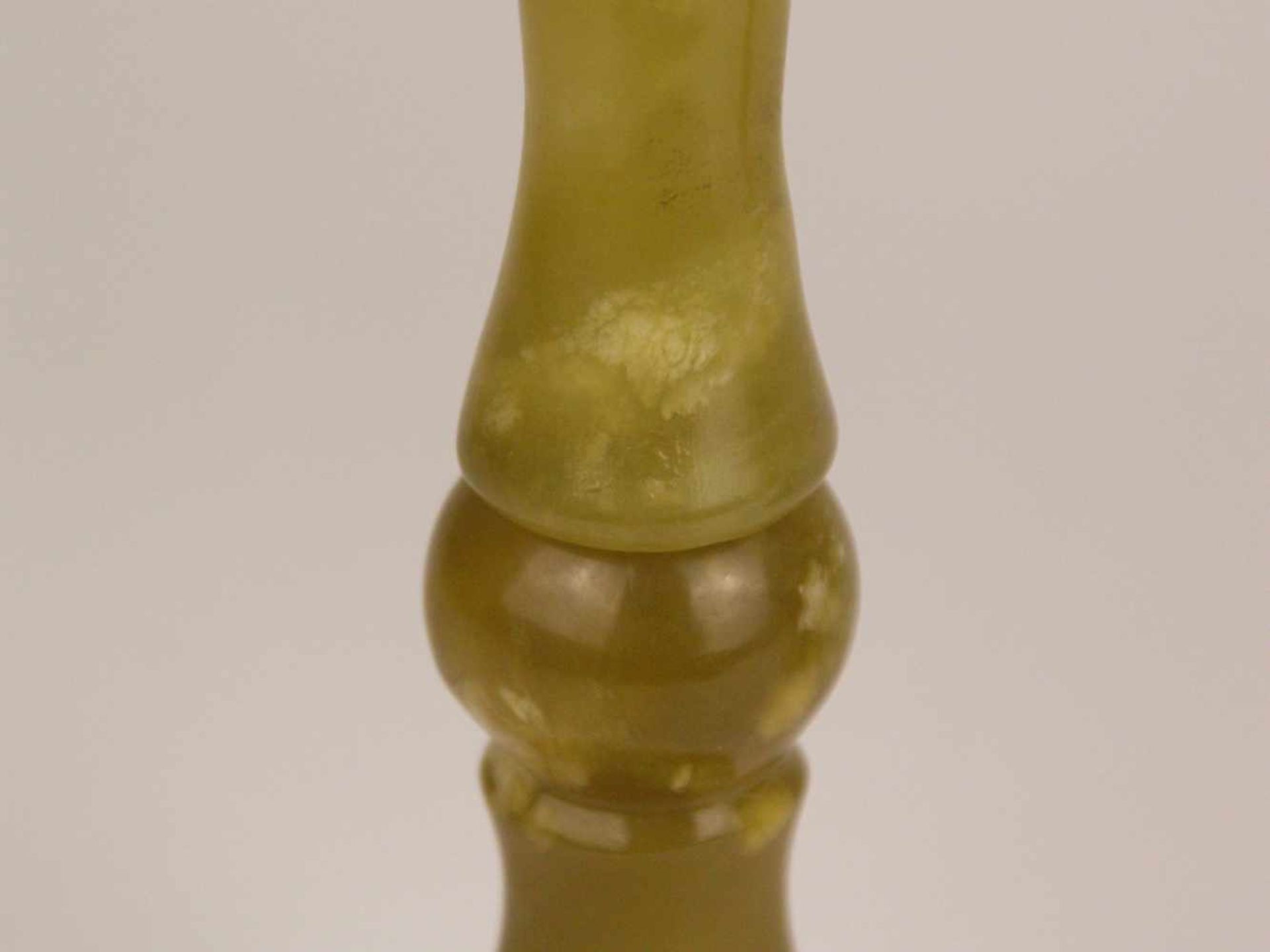 Paar Jade-Kerzenhalter- gelblich grüne Nephrit-Jade,teils unterschiedlich getönt,geschnitzt, aus - Bild 7 aus 9